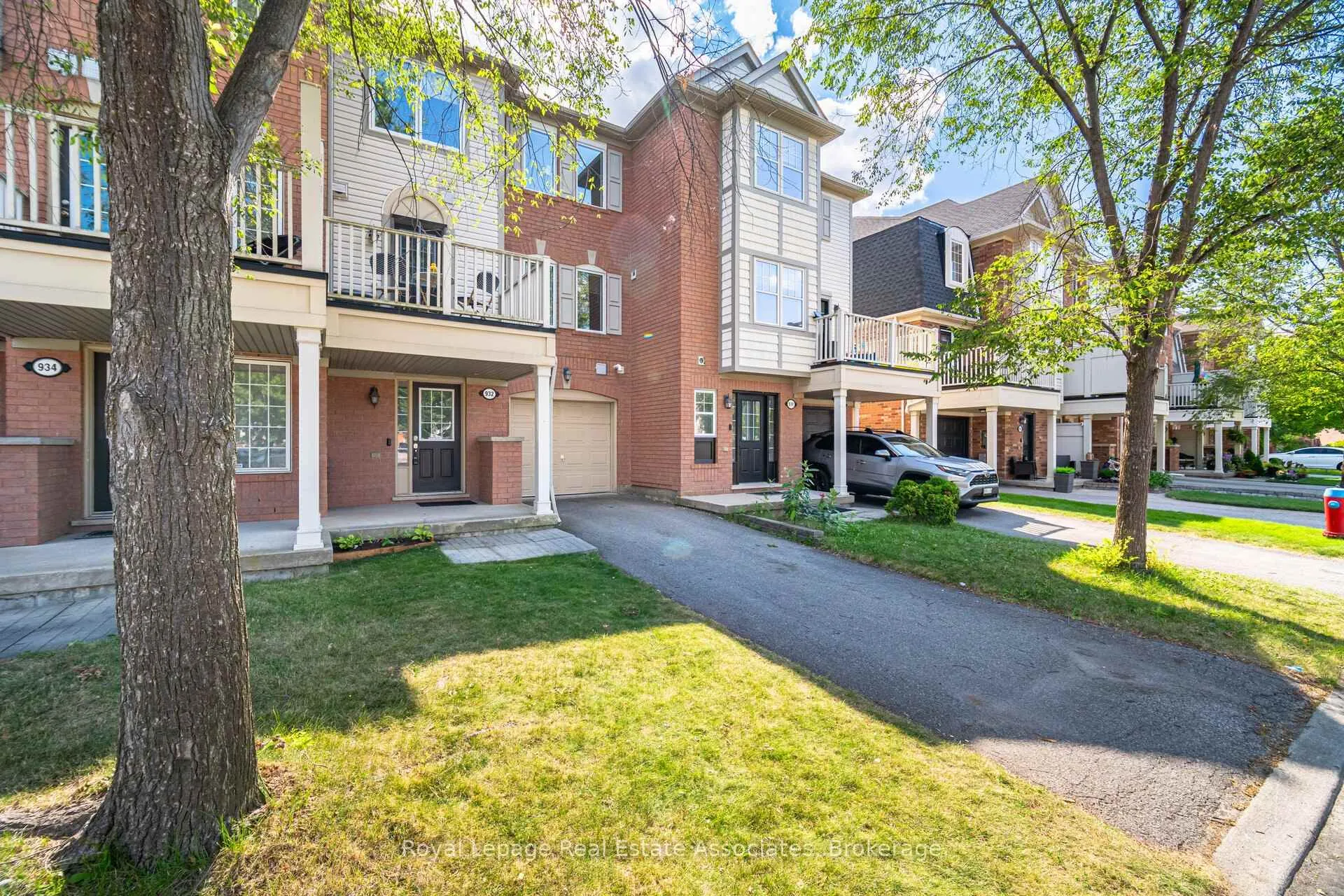 Photo 4 of 932 Burgess Gardens, Milton, Coates — HOMEH