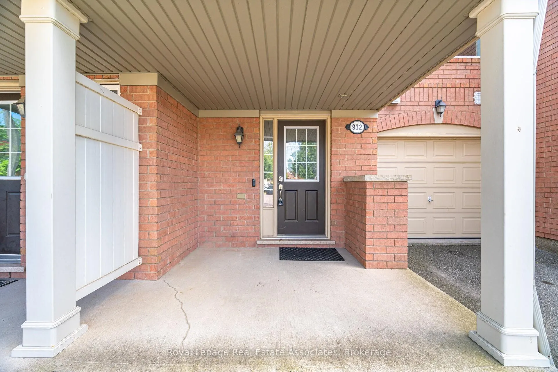 Photo 5 of 932 Burgess Gardens, Milton, Coates — HOMEH