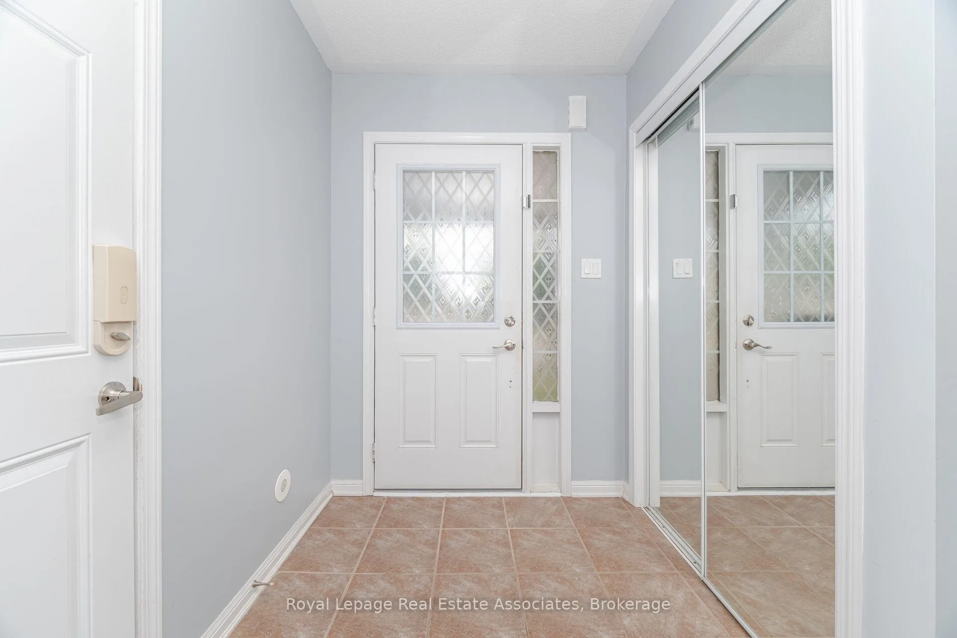 Photo 6 of 932 Burgess Gardens, Milton, Coates — HOMEH