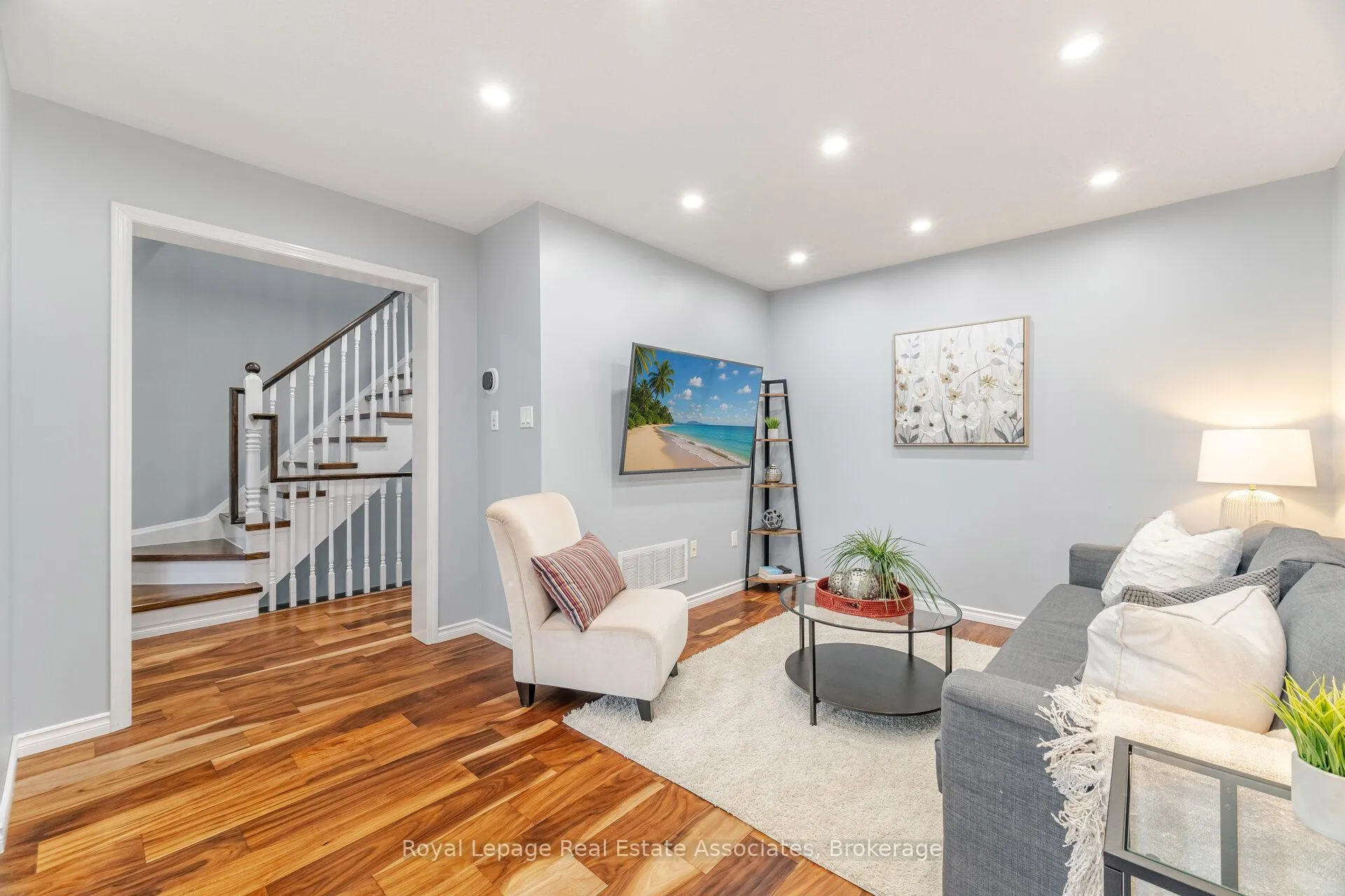 Photo 9 of 932 Burgess Gardens, Milton, Coates — HOMEH