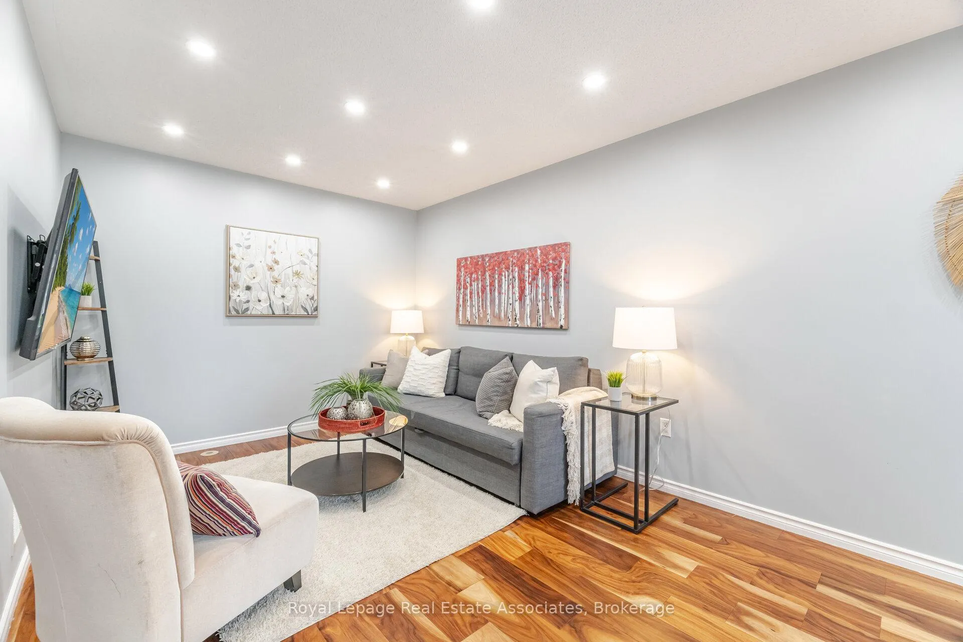 Photo 10 of 932 Burgess Gardens, Milton, Coates — HOMEH