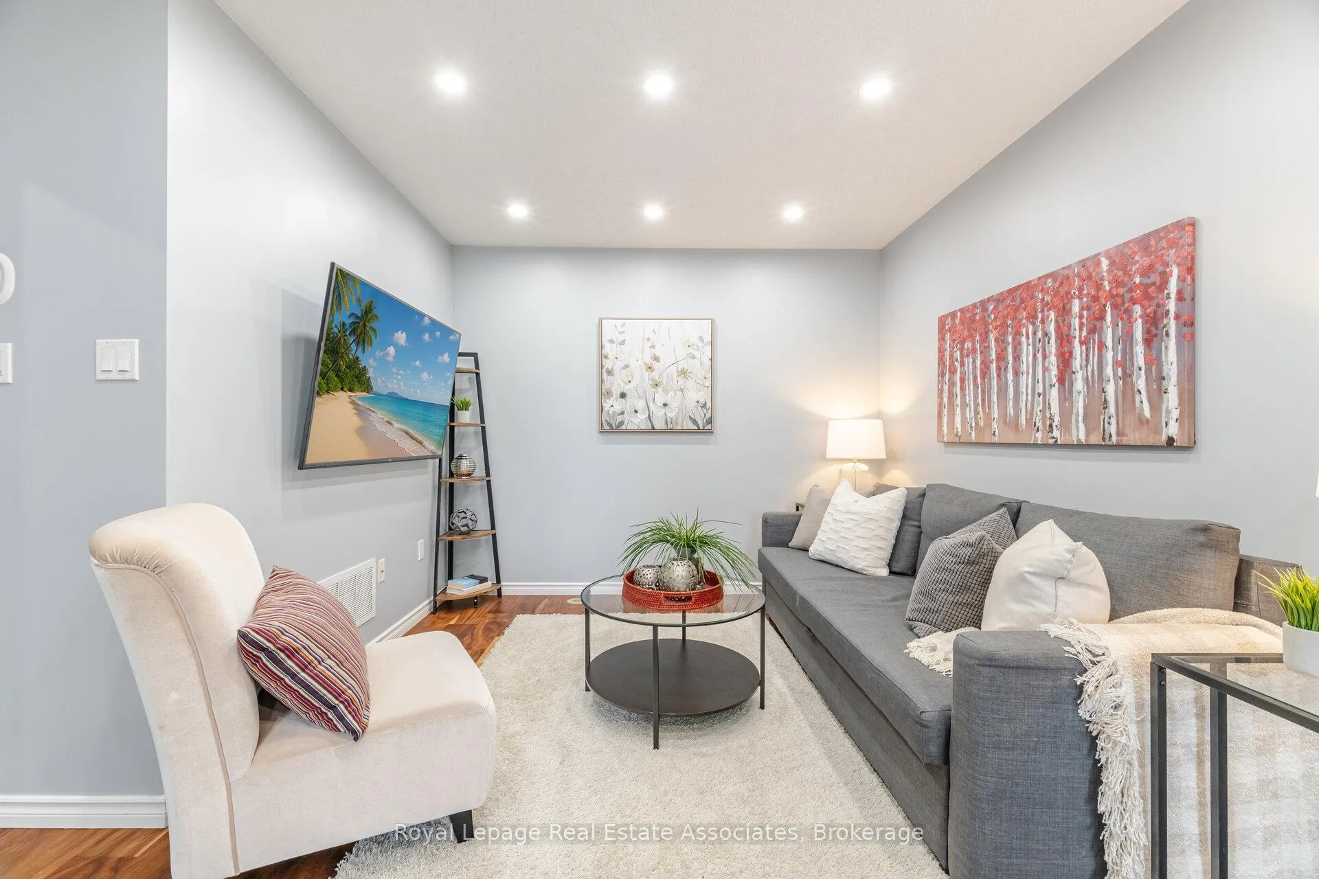 Photo 11 of 932 Burgess Gardens, Milton, Coates — HOMEH