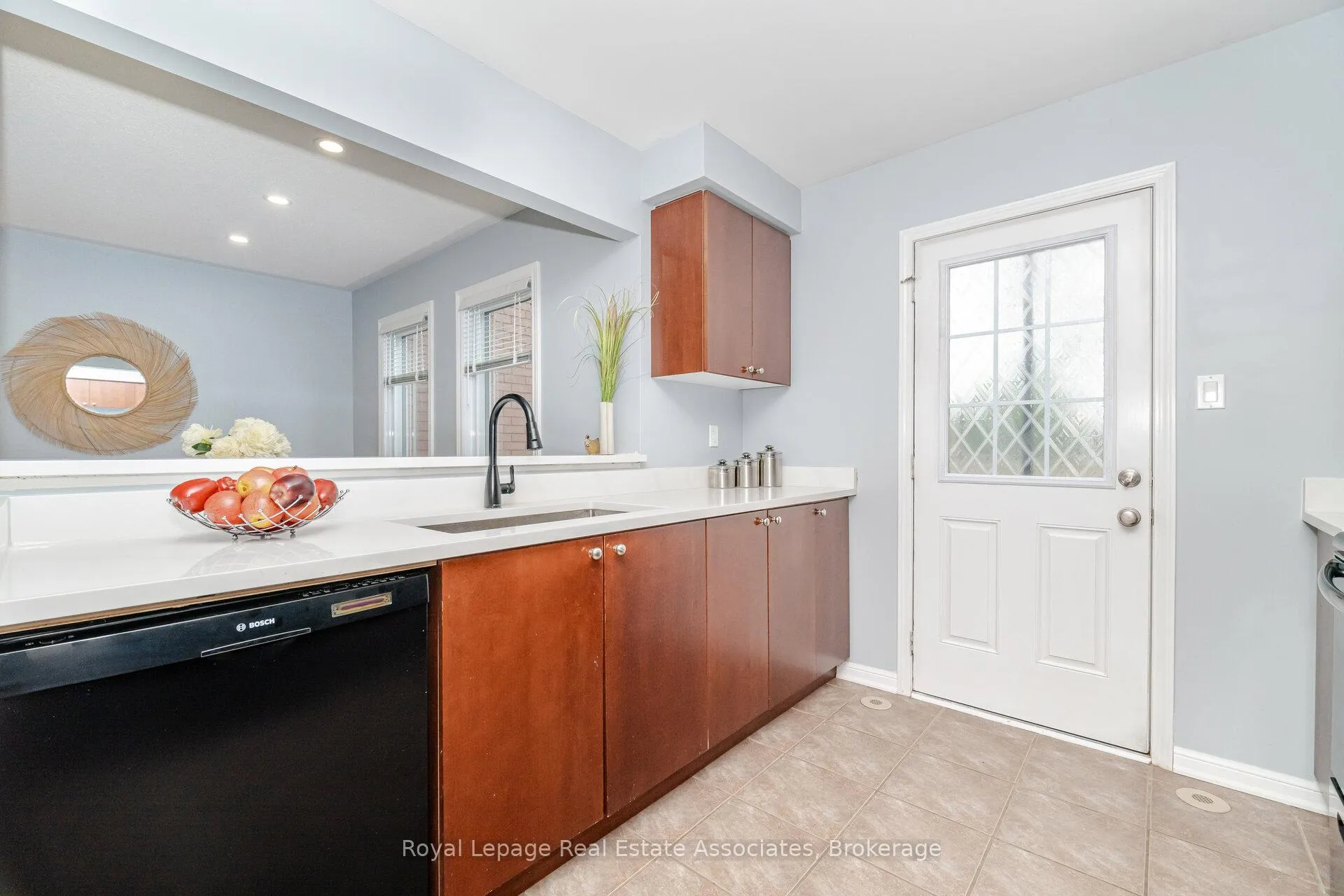 Photo 17 of 932 Burgess Gardens, Milton, Coates — HOMEH