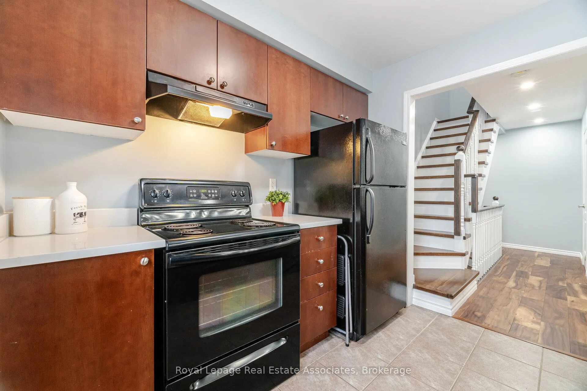 Photo 18 of 932 Burgess Gardens, Milton, Coates — HOMEH