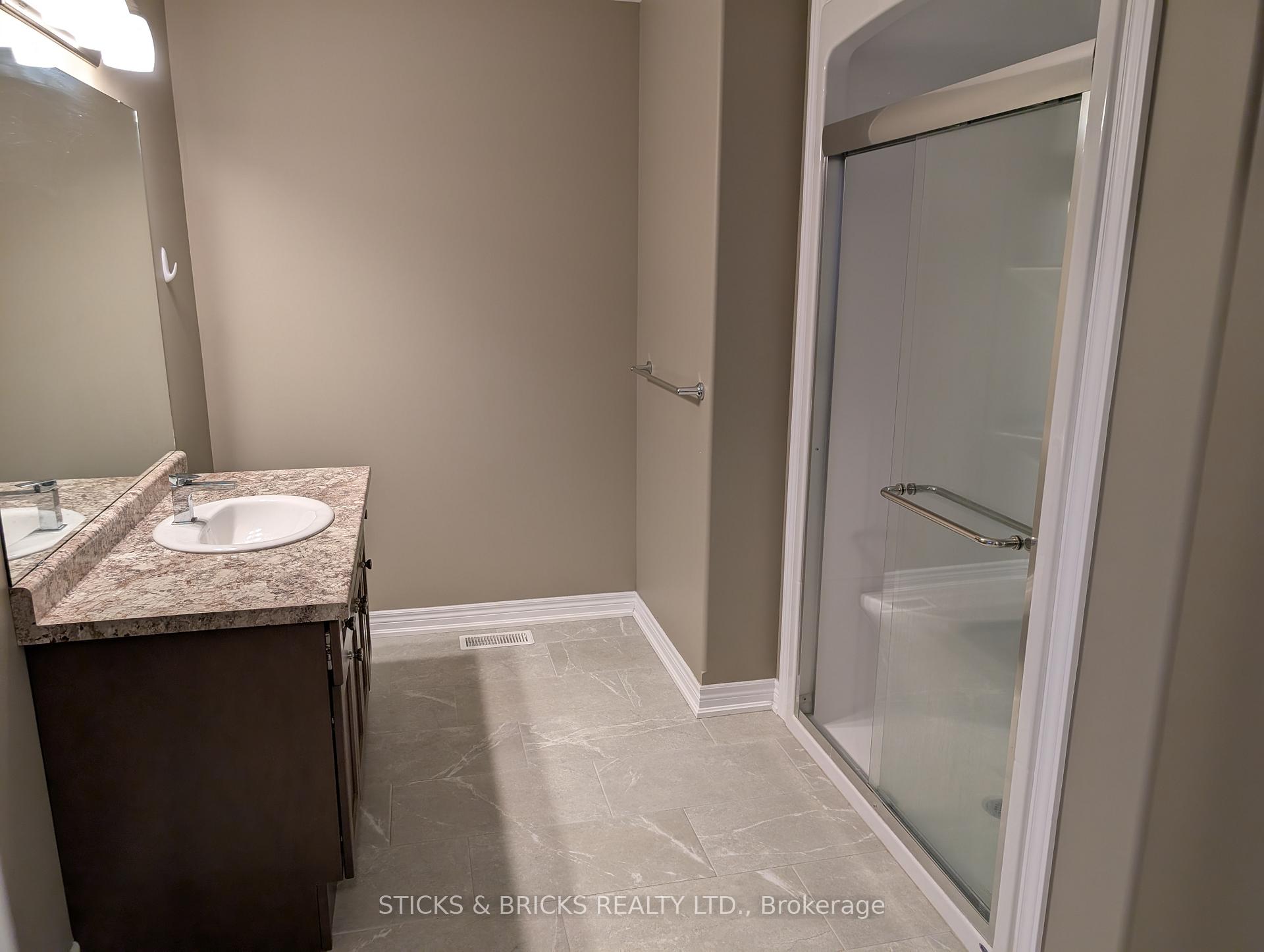Photo 12 of 32 Spring Crest Way, Thorold, Rolling Meadows — HOMEH