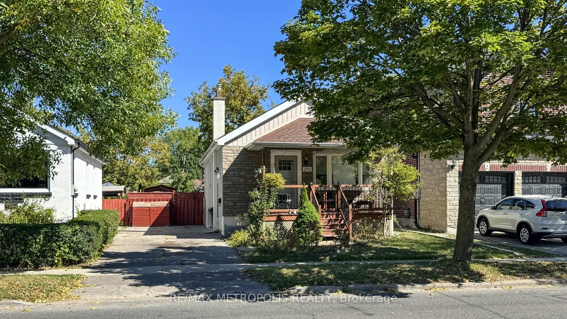 Front of 291 Kennedy Road E