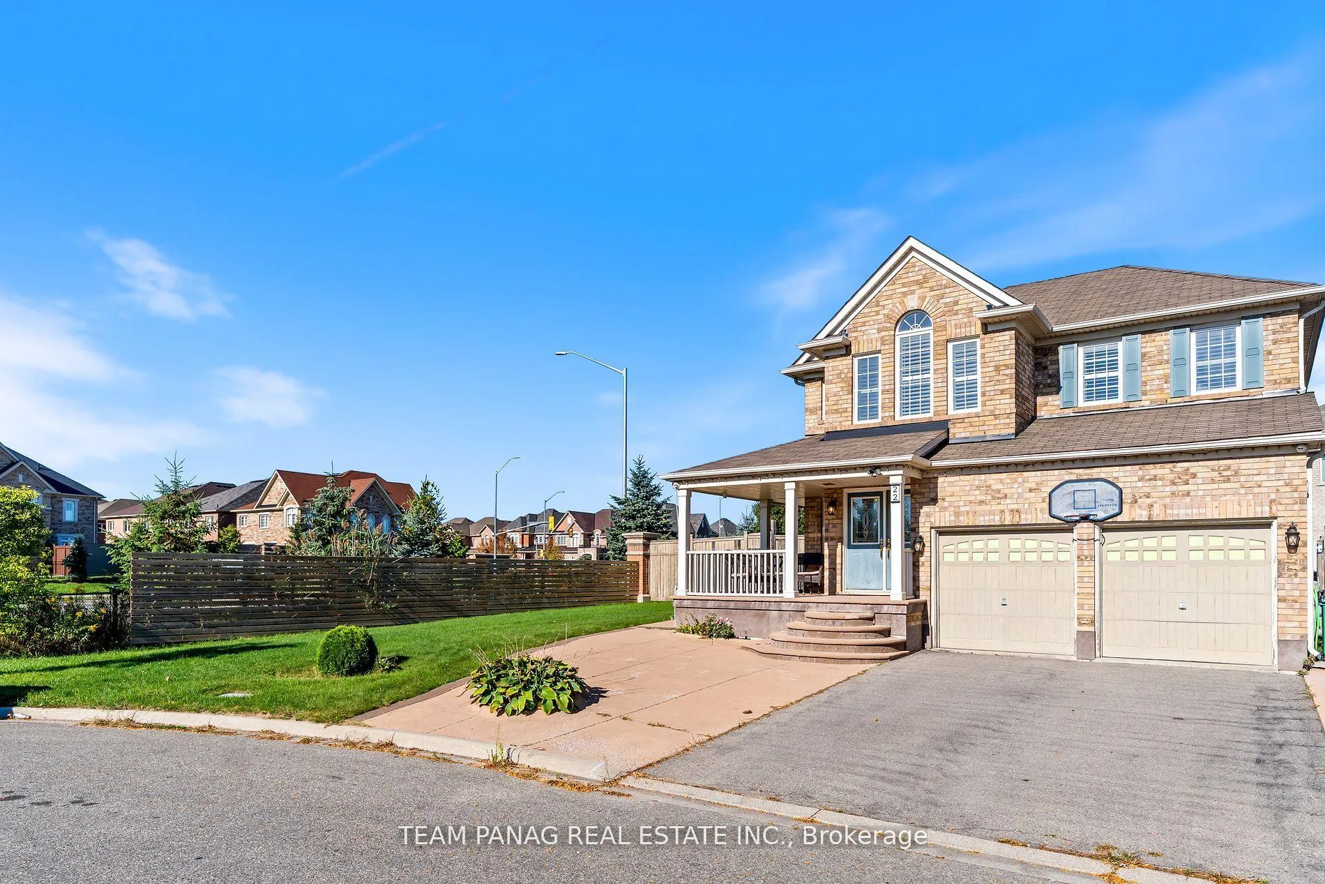 Photo 3 of 22 Coachlight Crescent, Brampton, Vales of Castlemore — HOMEH