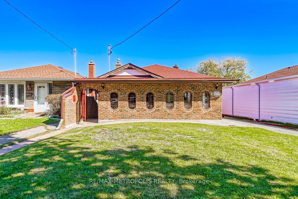 Front of 575 Bellamy Road N