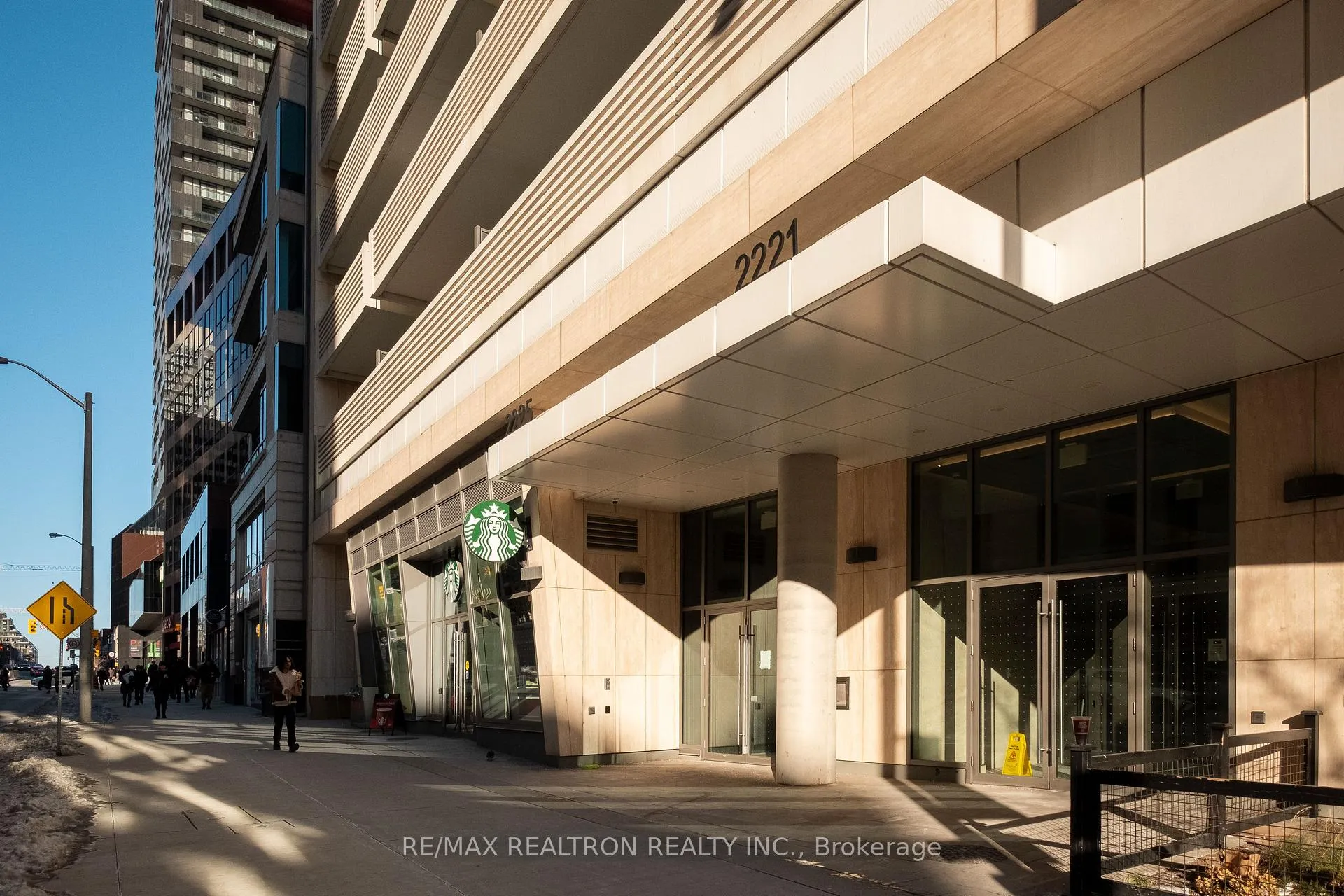 Photo 2 of Unit 804, 2221 Yonge Street, Toronto, Mount Pleasant West — HOMEH