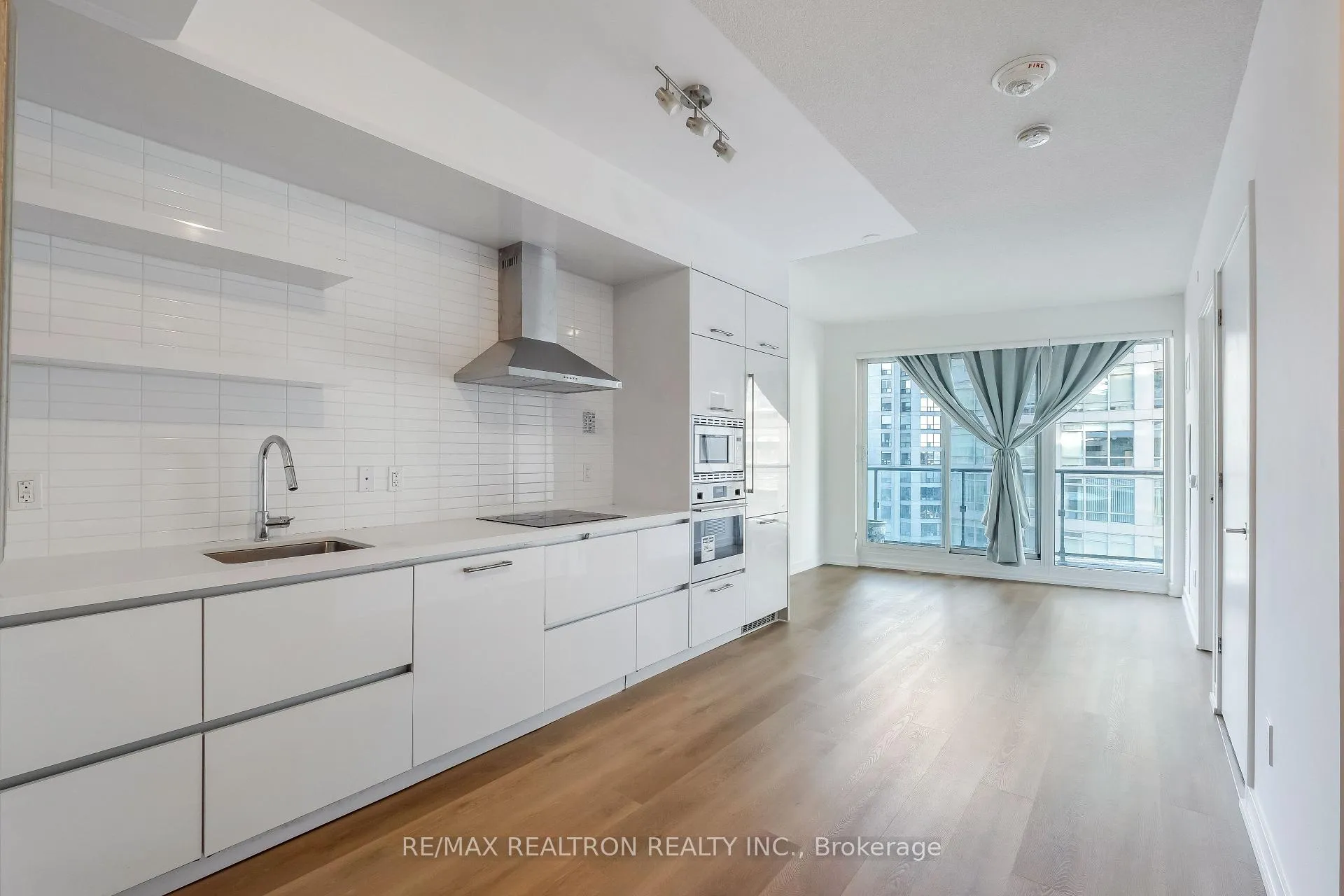 Photo 3 of Unit 804, 2221 Yonge Street, Toronto, Mount Pleasant West — HOMEH