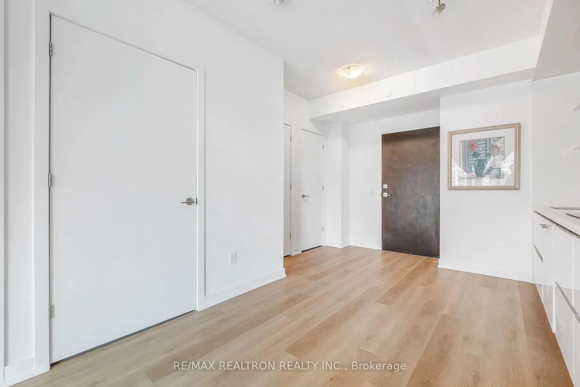 Photo 5 of Unit 804, 2221 Yonge Street, Toronto, Mount Pleasant West — HOMEH