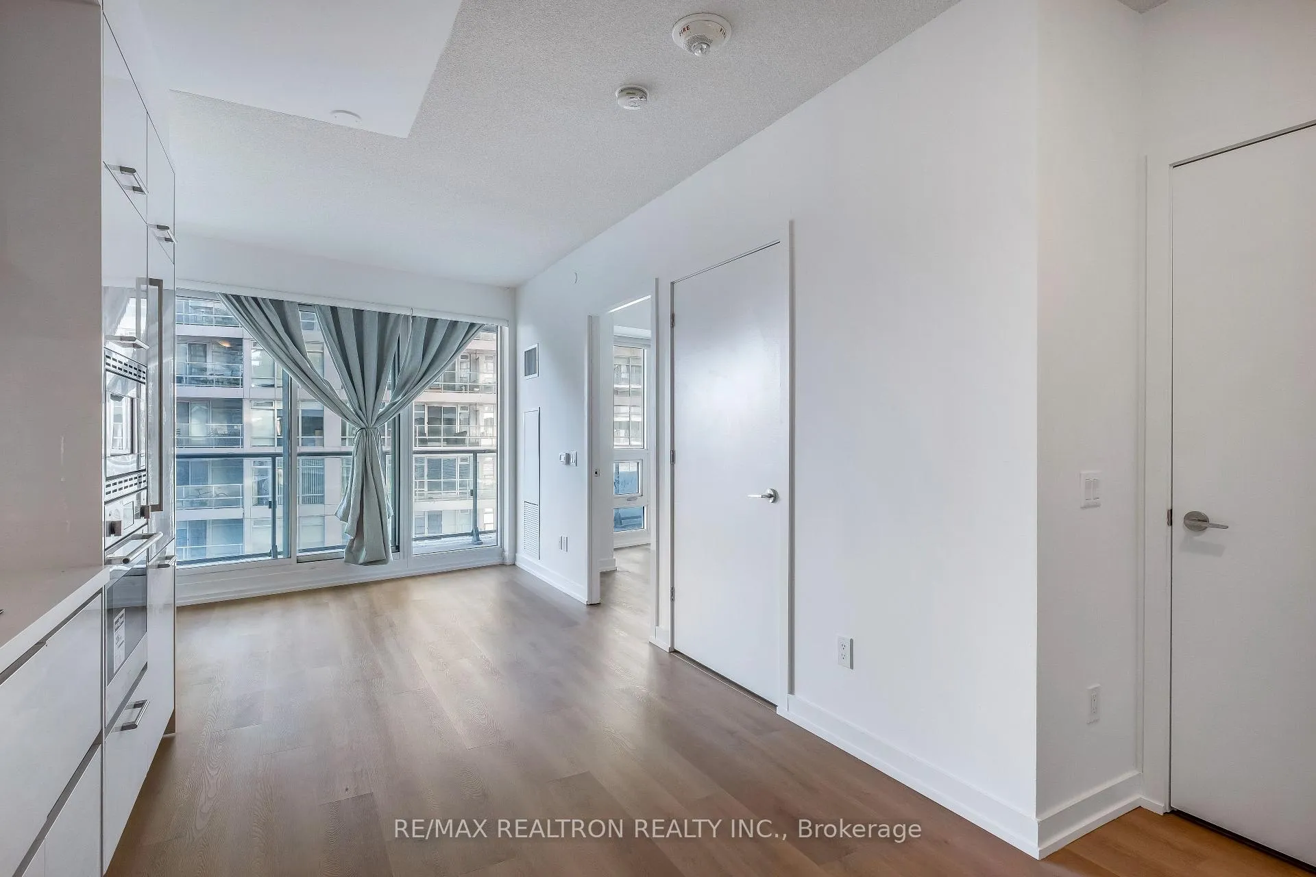 Photo 8 of Unit 804, 2221 Yonge Street, Toronto, Mount Pleasant West — HOMEH