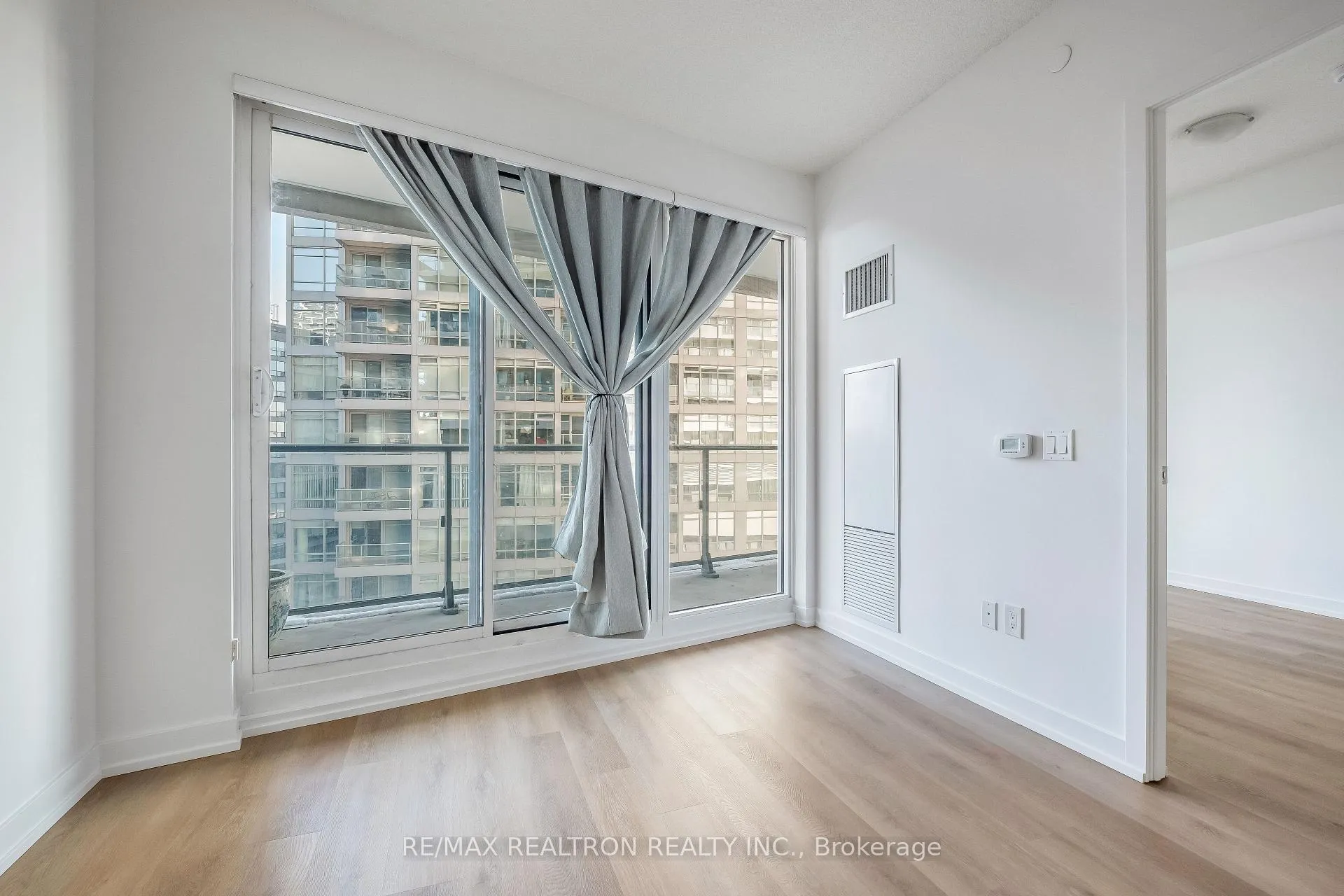 Photo 9 of Unit 804, 2221 Yonge Street, Toronto, Mount Pleasant West — HOMEH