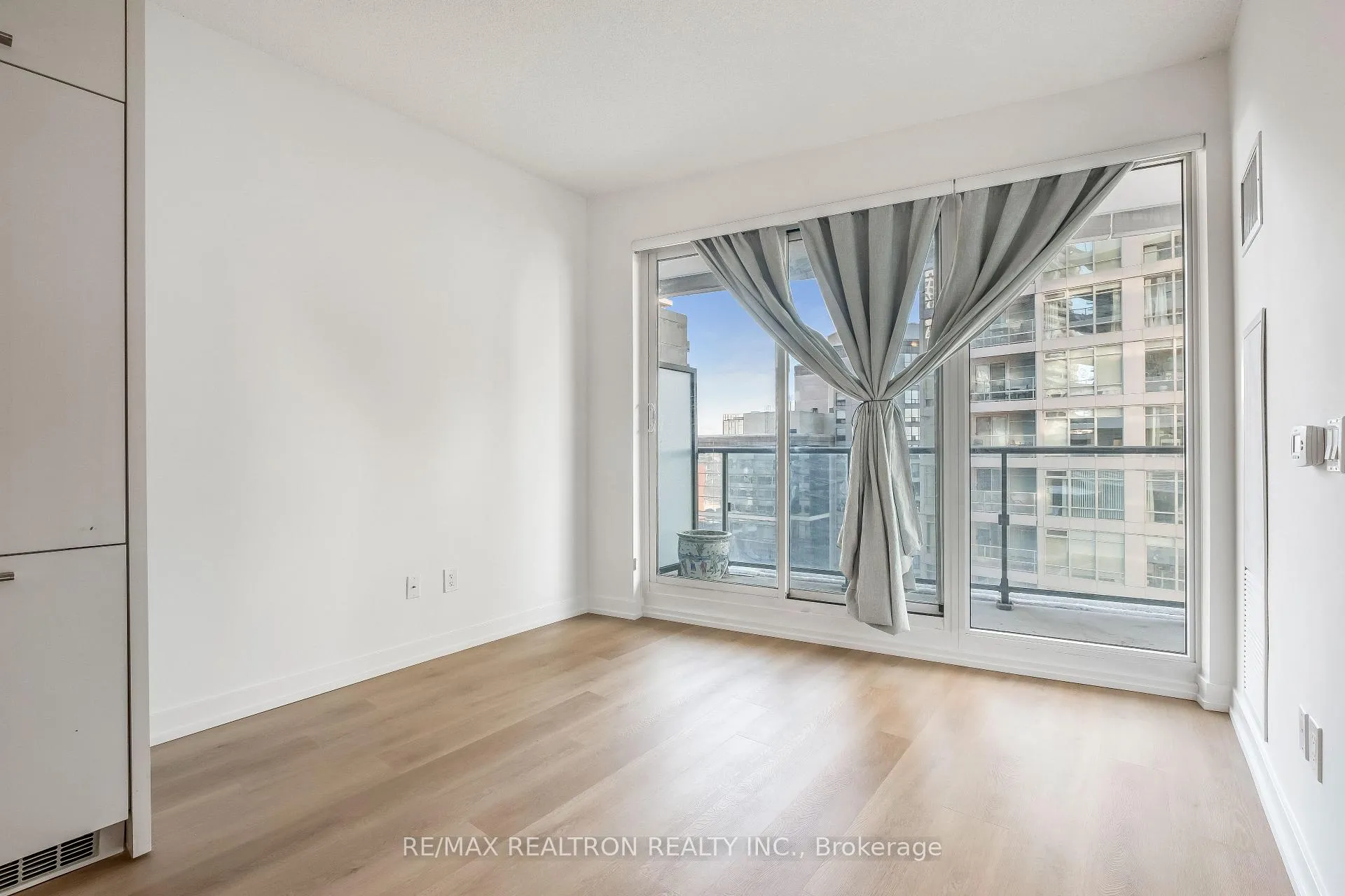 Photo 10 of Unit 804, 2221 Yonge Street, Toronto, Mount Pleasant West — HOMEH