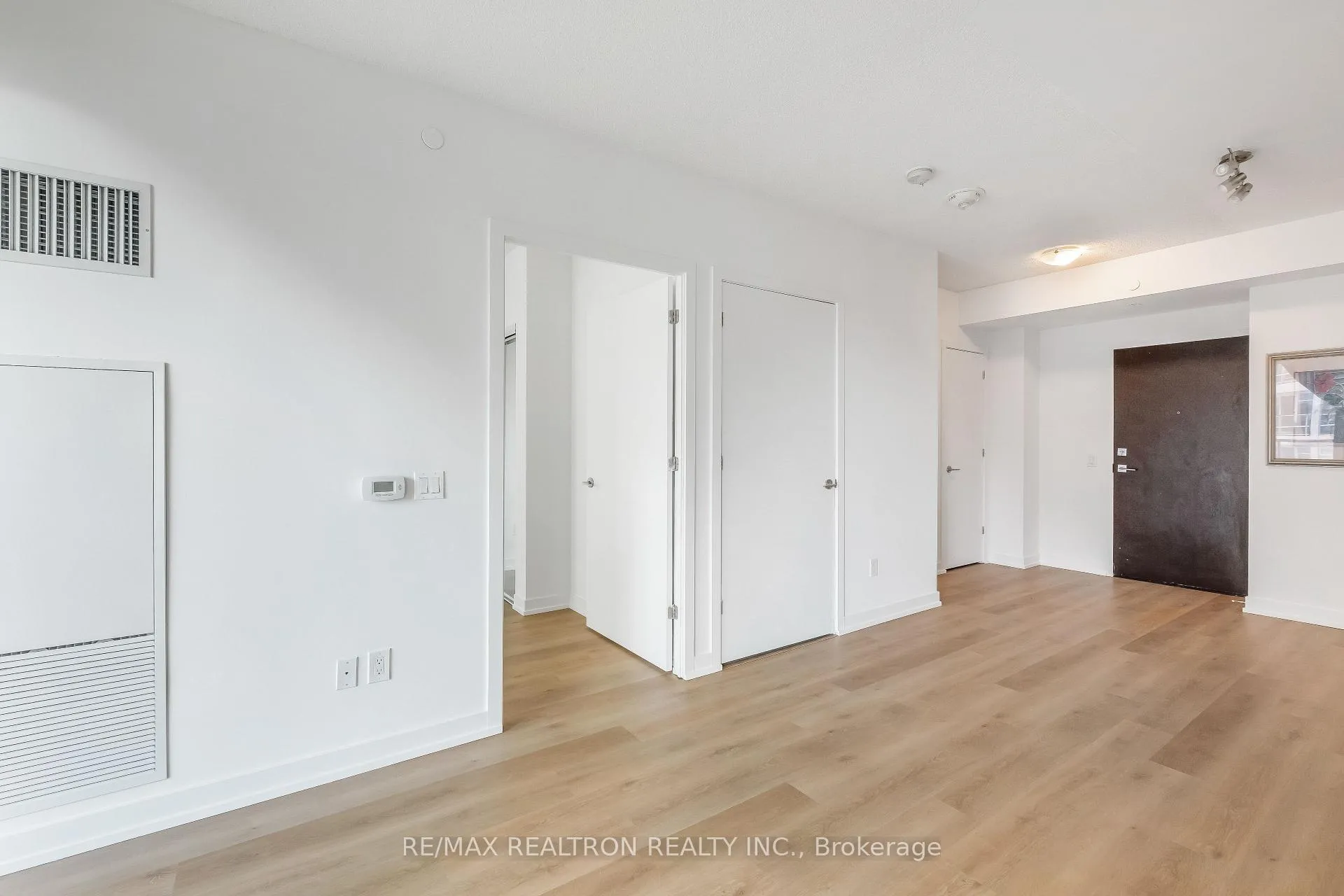 Photo 11 of Unit 804, 2221 Yonge Street, Toronto, Mount Pleasant West — HOMEH