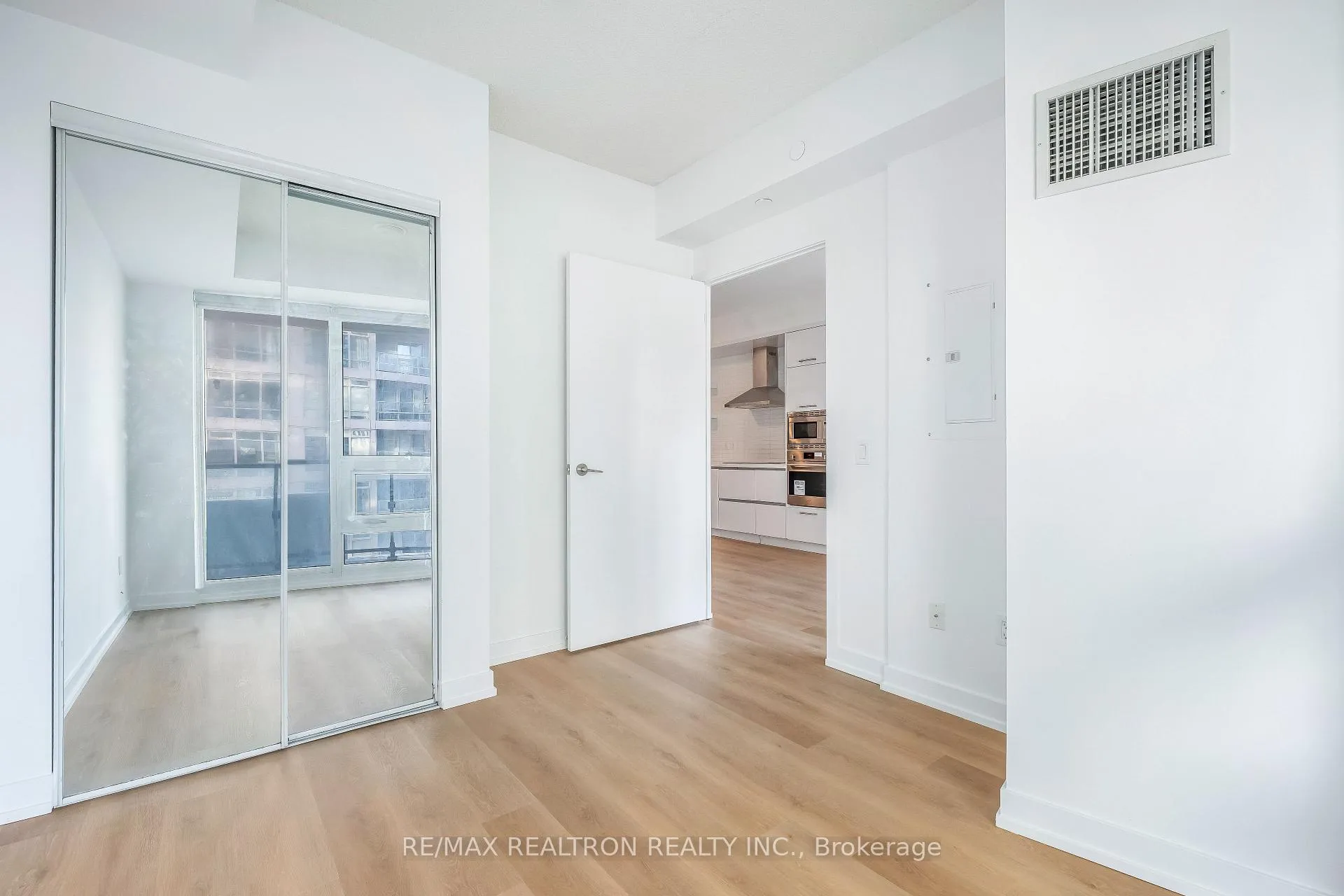 Photo 13 of Unit 804, 2221 Yonge Street, Toronto, Mount Pleasant West — HOMEH