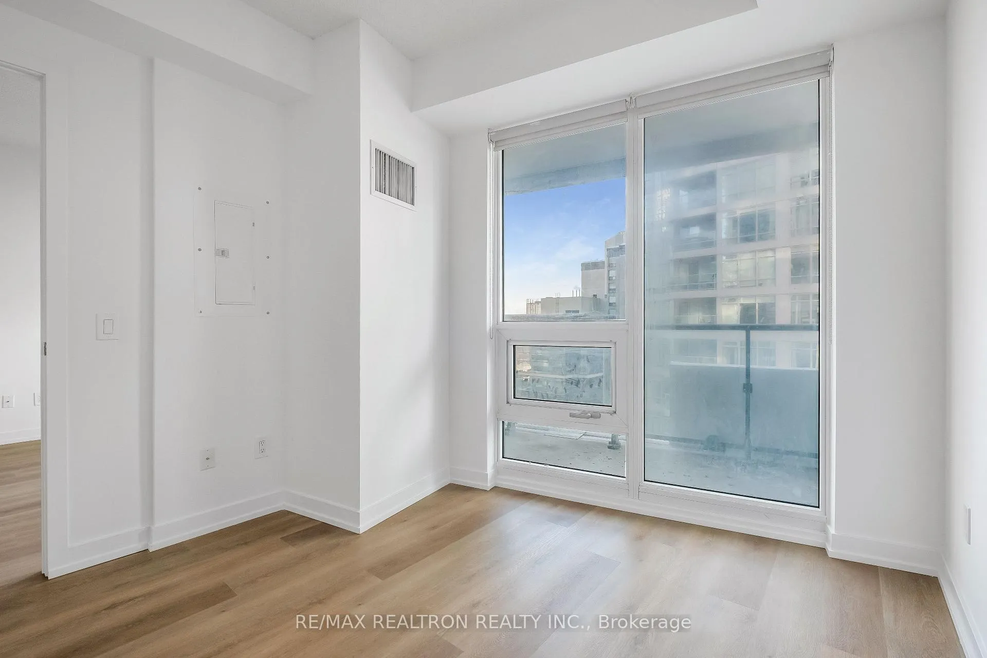 Photo 14 of Unit 804, 2221 Yonge Street, Toronto, Mount Pleasant West — HOMEH