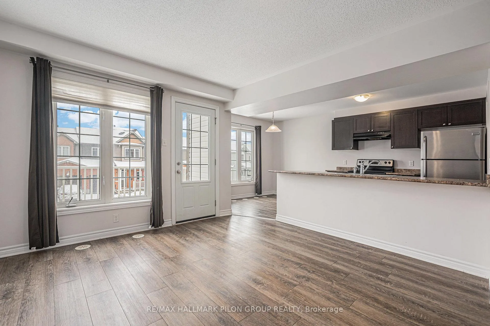 Photo 2 of 116 Sunshine Crescent, Ottawa, Notting Hill/Summerside — HOMEH