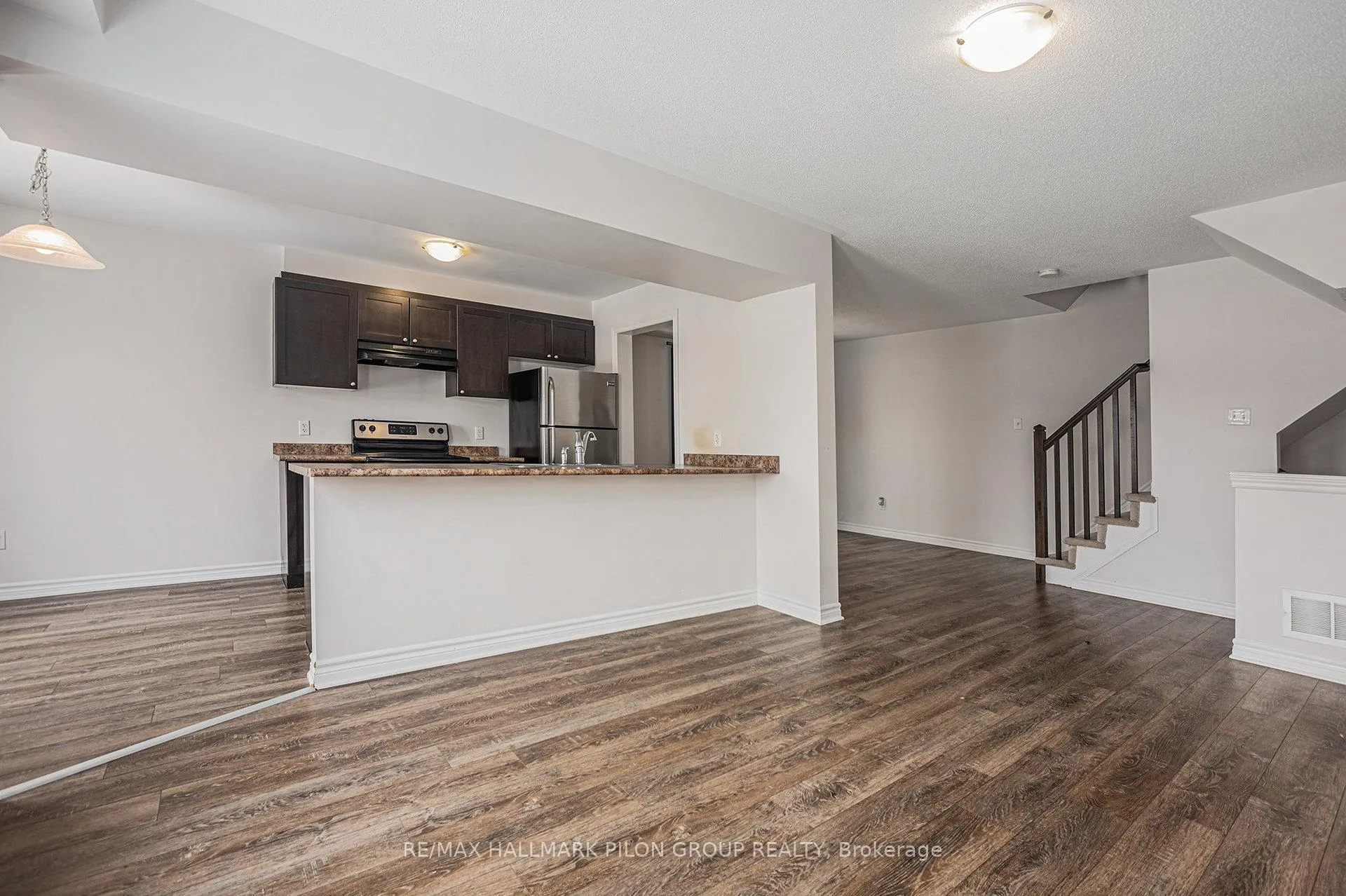 Photo 3 of 116 Sunshine Crescent, Ottawa, Notting Hill/Summerside — HOMEH