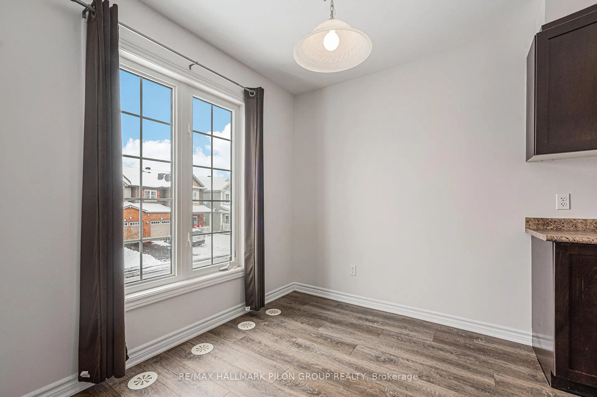 Photo 4 of 116 Sunshine Crescent, Ottawa, Notting Hill/Summerside — HOMEH