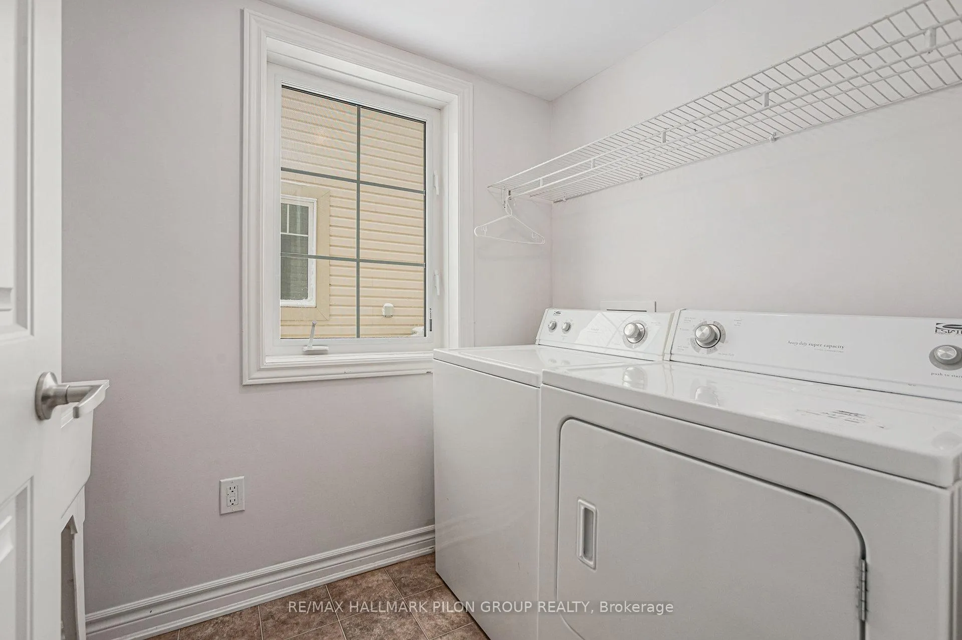 Photo 10 of 116 Sunshine Crescent, Ottawa, Notting Hill/Summerside — HOMEH