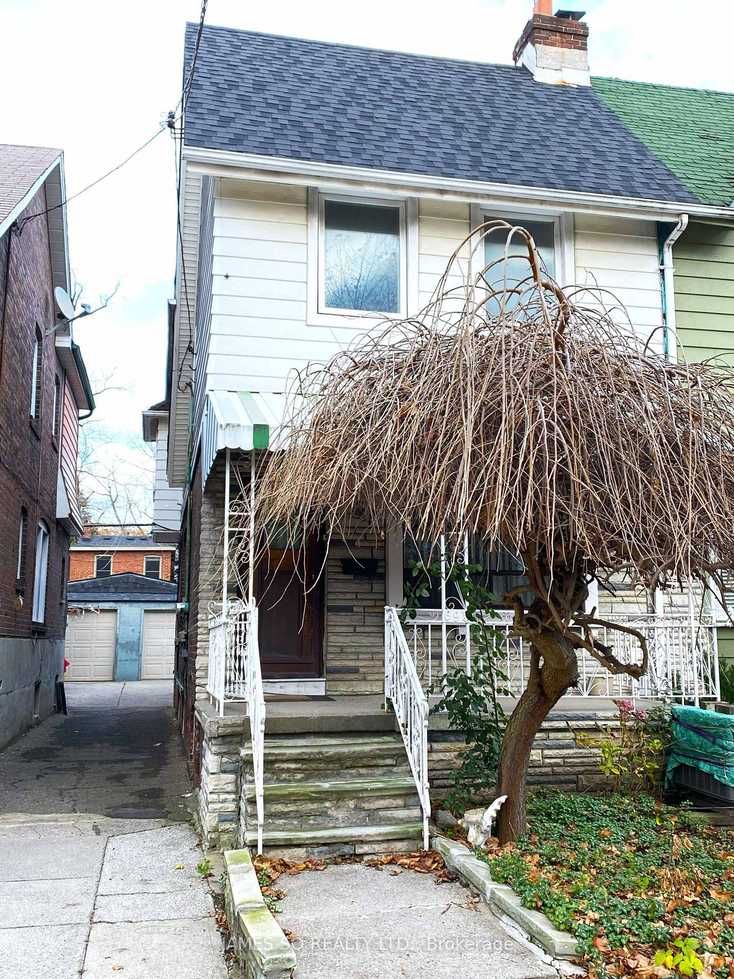 Front of Unit Bsmt, 695 Greenwood Avenue