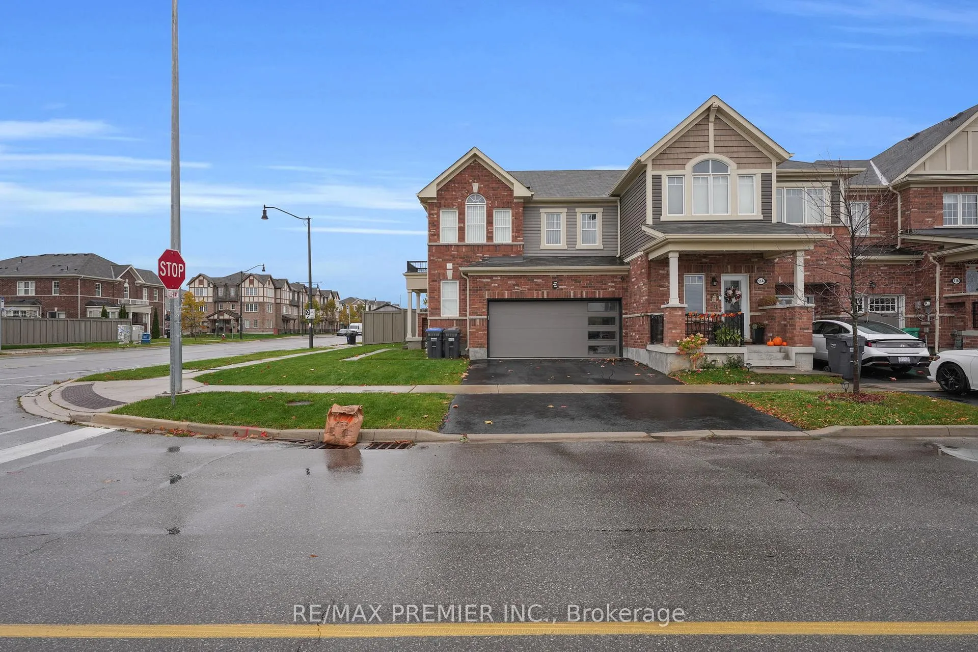 Photo 2 of 258 Remembrance Road, Brampton, Northwest Brampton — HOMEH