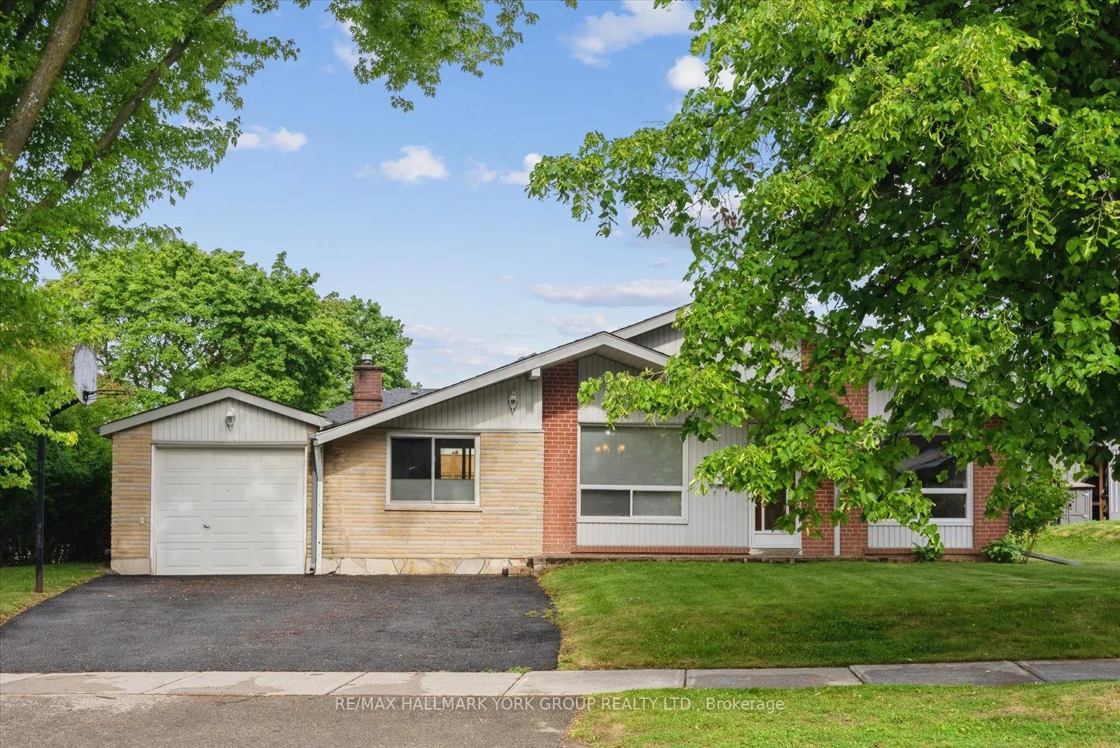 Photo 2 of 29 Seaton Drive, Aurora, Aurora Highlands — HOMEH