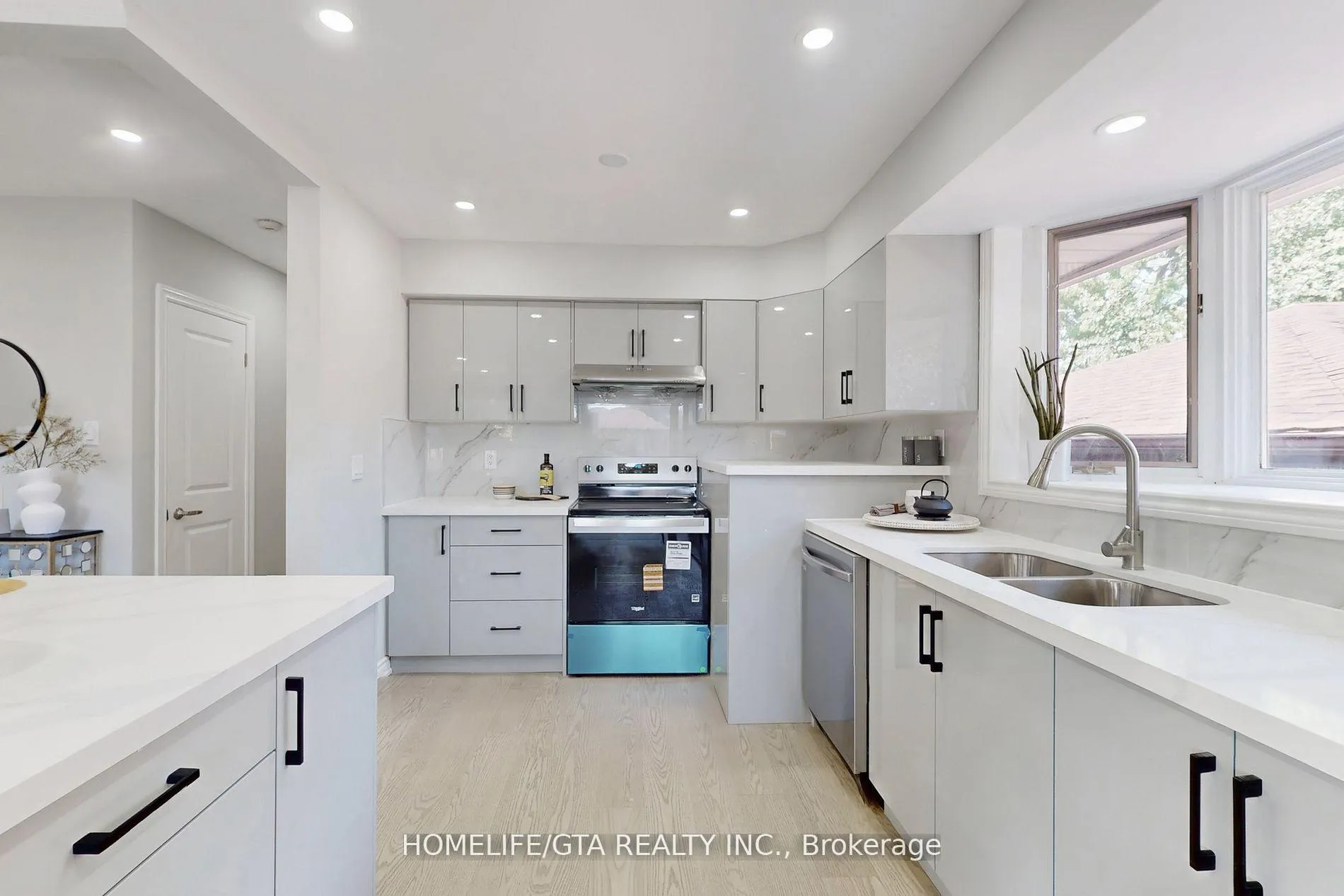 Photo 11 of 16 Woolwick Drive, Scarborough, Woburn — HOMEH