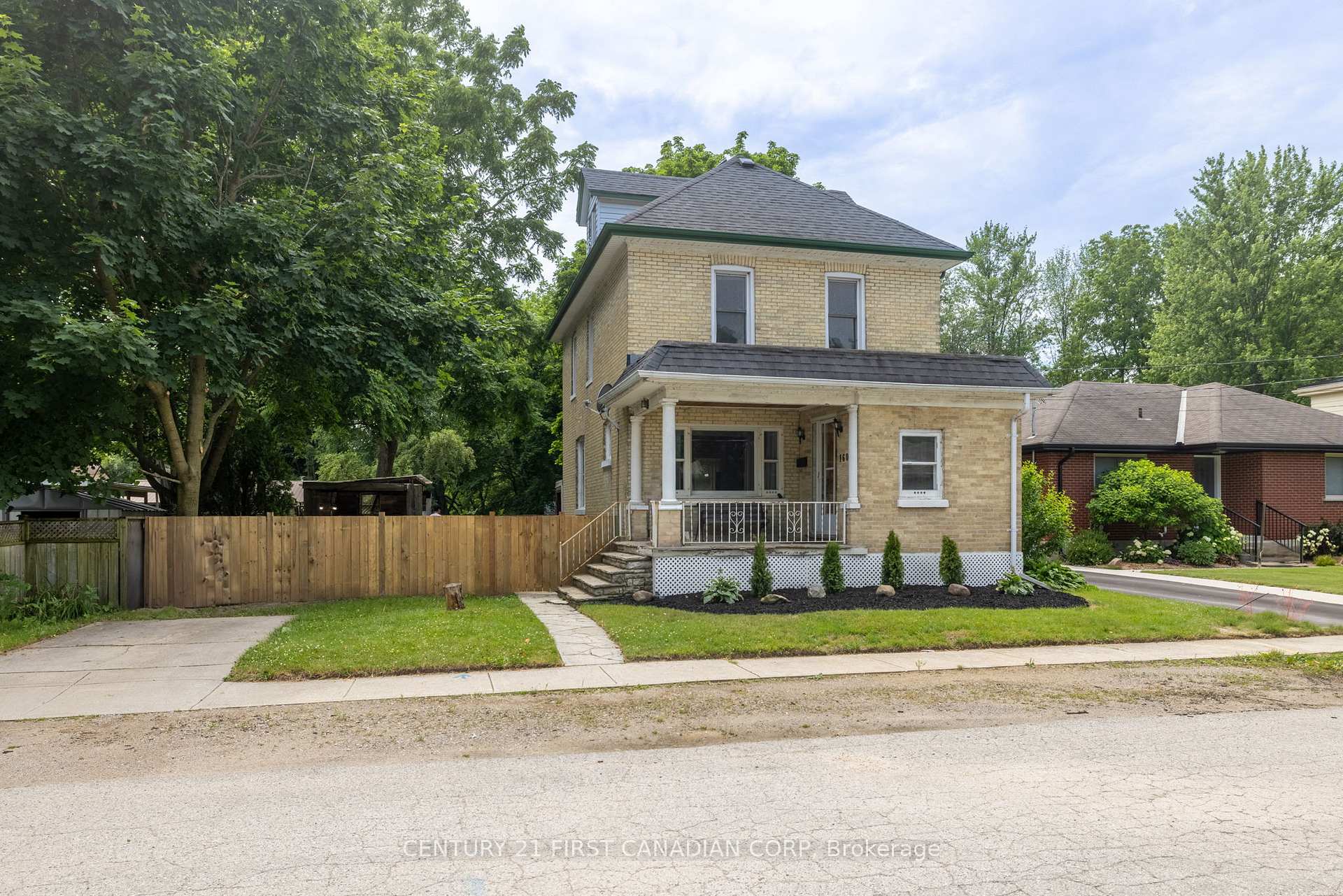 Front of 160 Maria Street