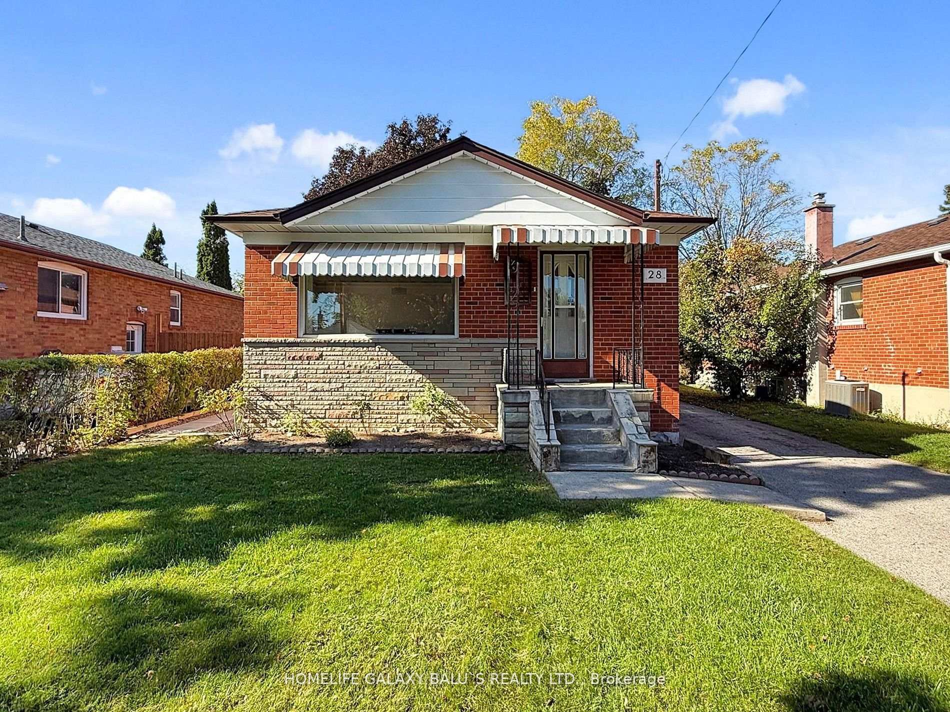 Photo 2 of 28 Ronway Crescent, Scarborough, Woburn — HOMEH