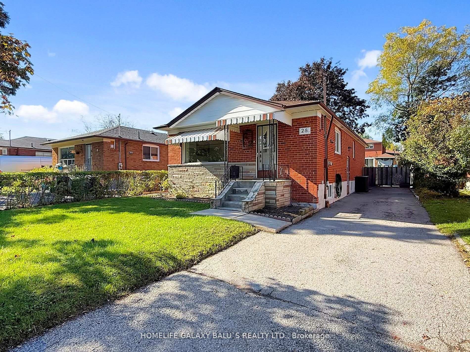 Photo 3 of 28 Ronway Crescent, Scarborough, Woburn — HOMEH