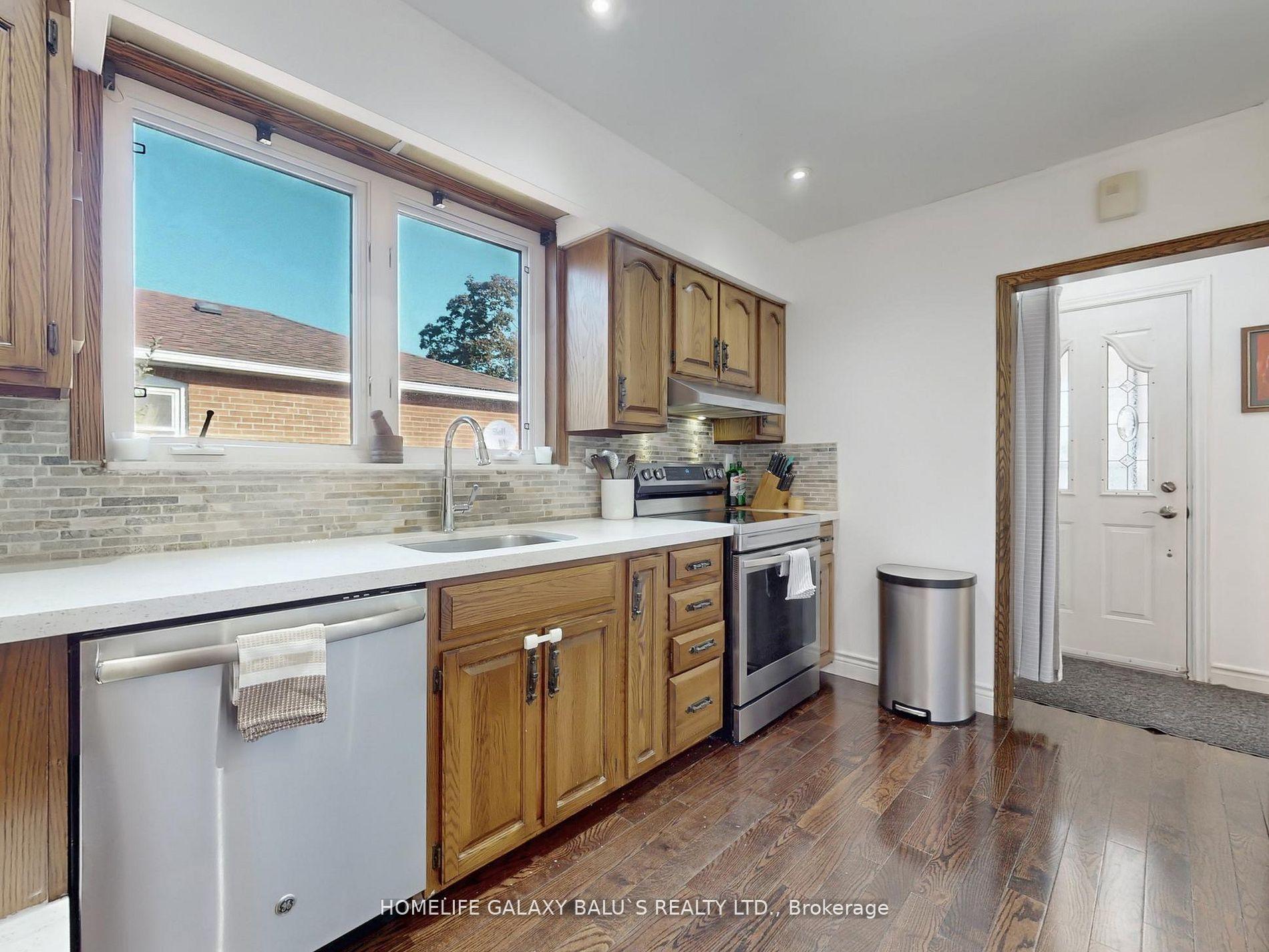 Photo 10 of 28 Ronway Crescent, Scarborough, Woburn — HOMEH
