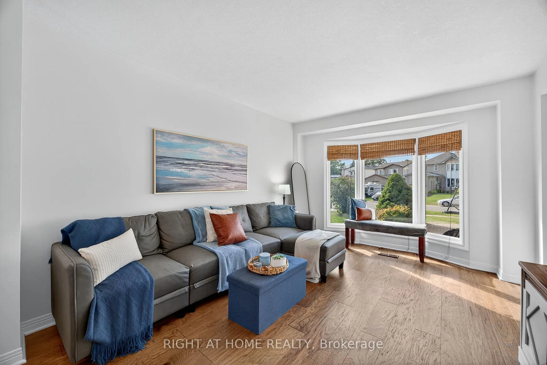 Photo 4 of 13 Orwell Crescent, Barrie, Letitia Heights — HOMEH