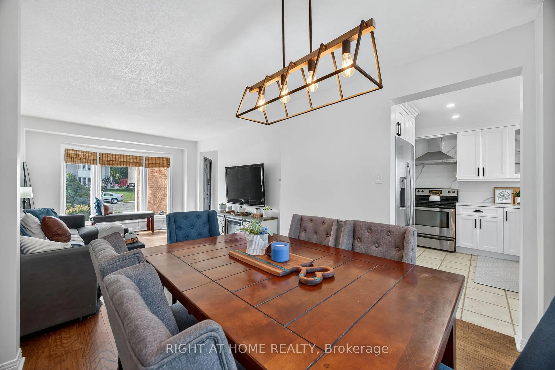Photo 5 of 13 Orwell Crescent, Barrie, Letitia Heights — HOMEH