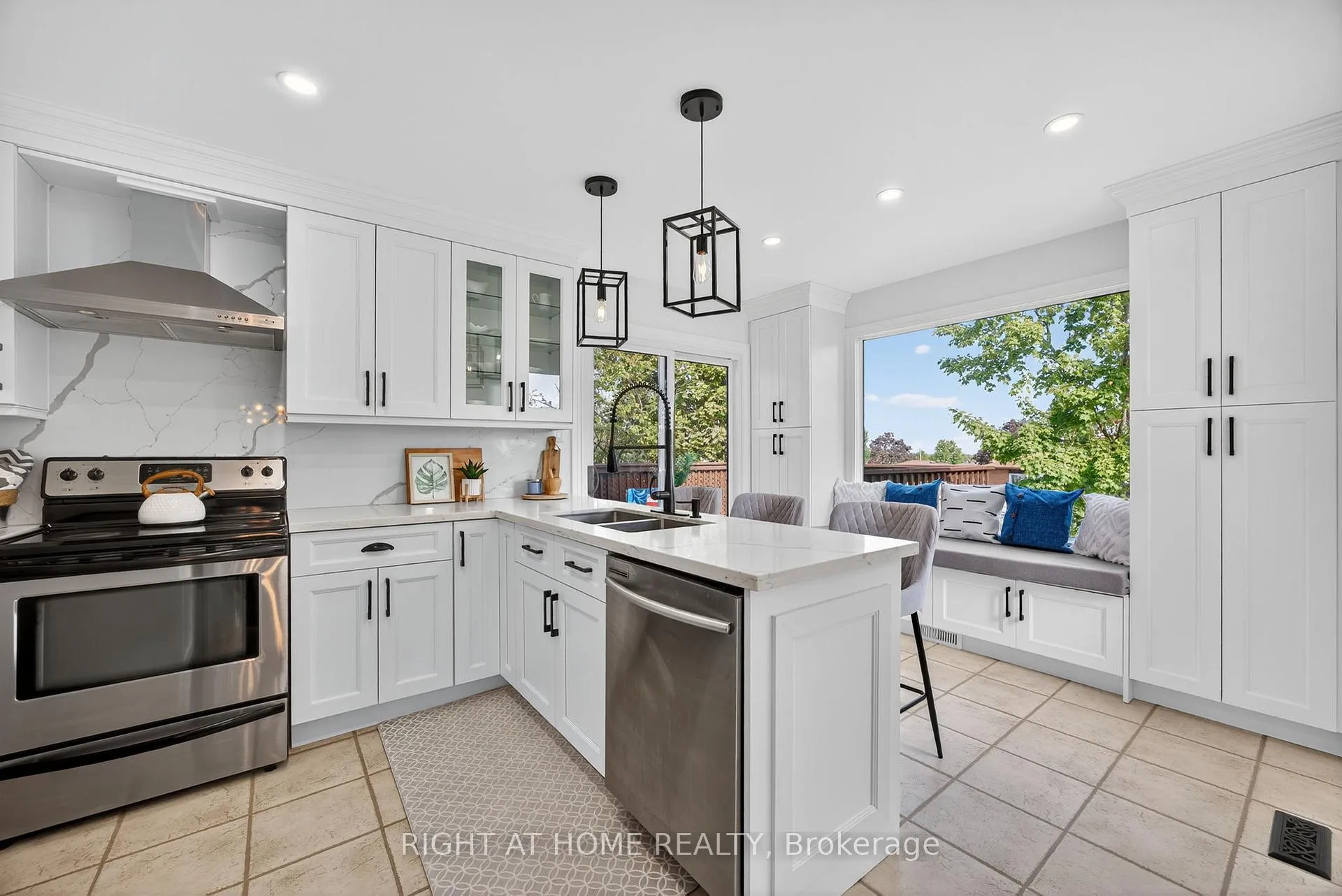 Photo 6 of 13 Orwell Crescent, Barrie, Letitia Heights — HOMEH