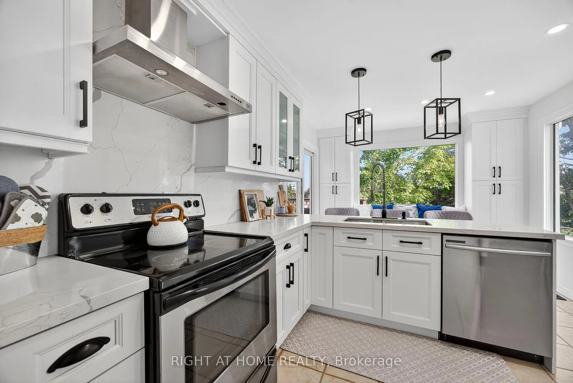 Photo 8 of 13 Orwell Crescent, Barrie, Letitia Heights — HOMEH