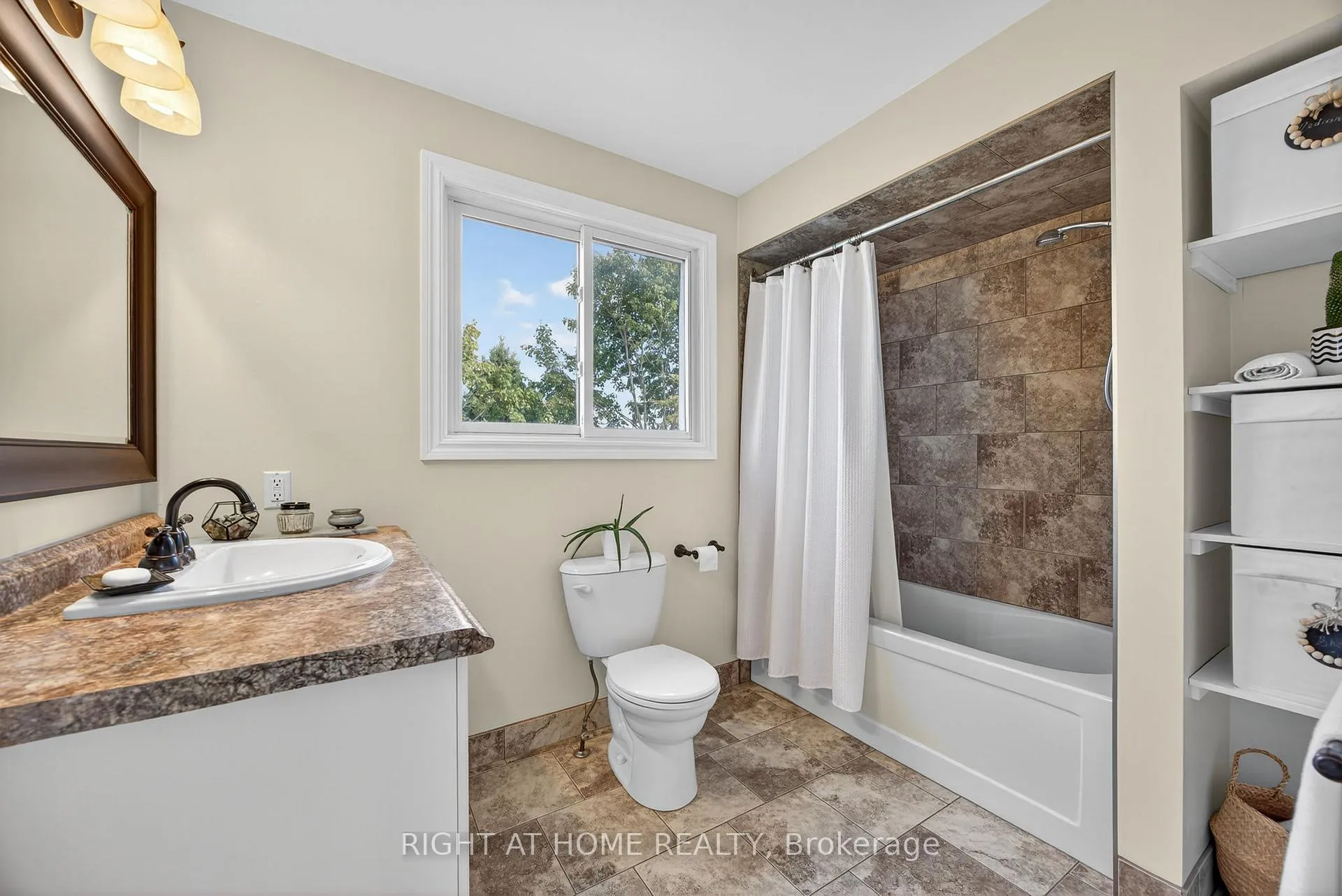 Photo 17 of 13 Orwell Crescent, Barrie, Letitia Heights — HOMEH