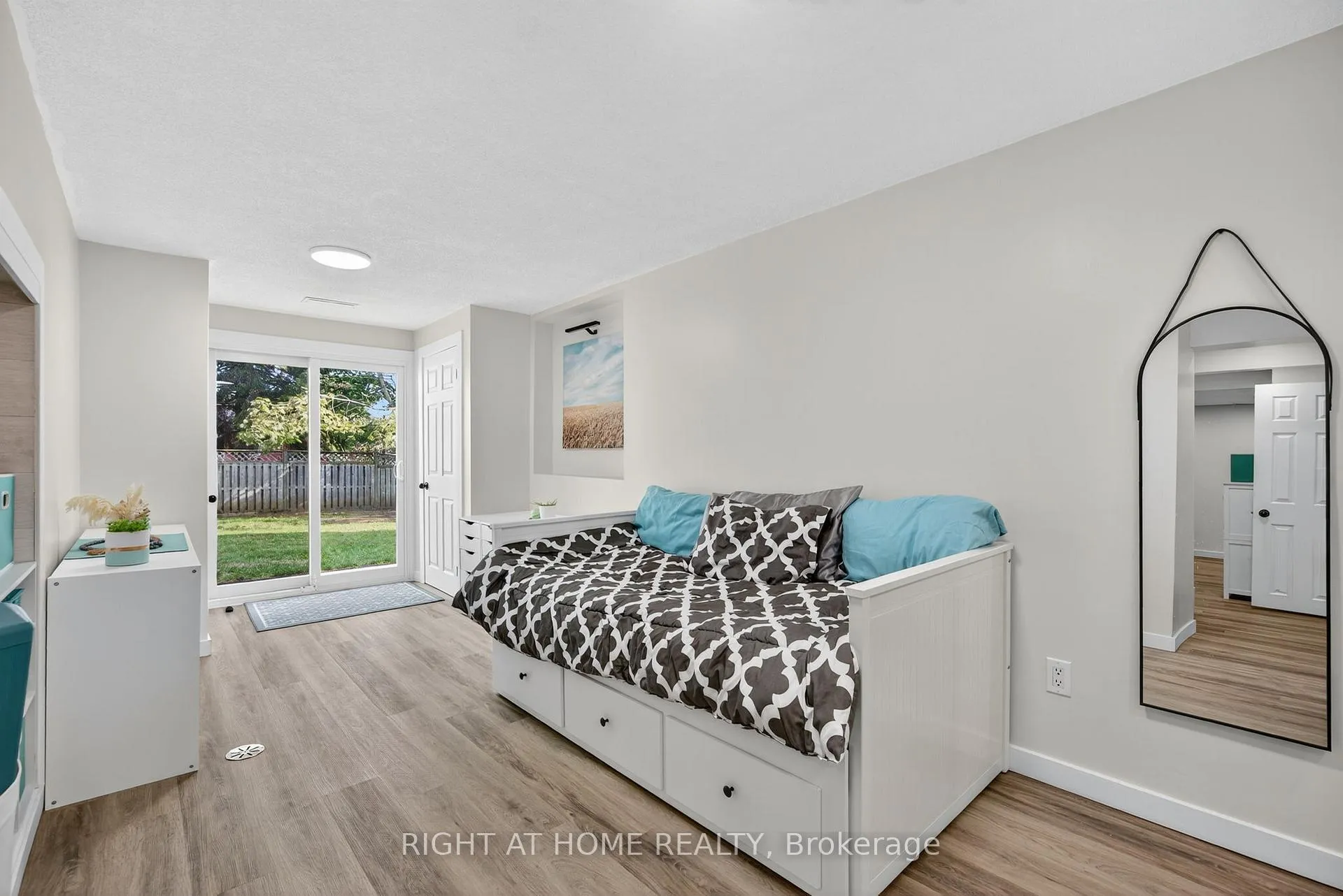 Photo 18 of 13 Orwell Crescent, Barrie, Letitia Heights — HOMEH