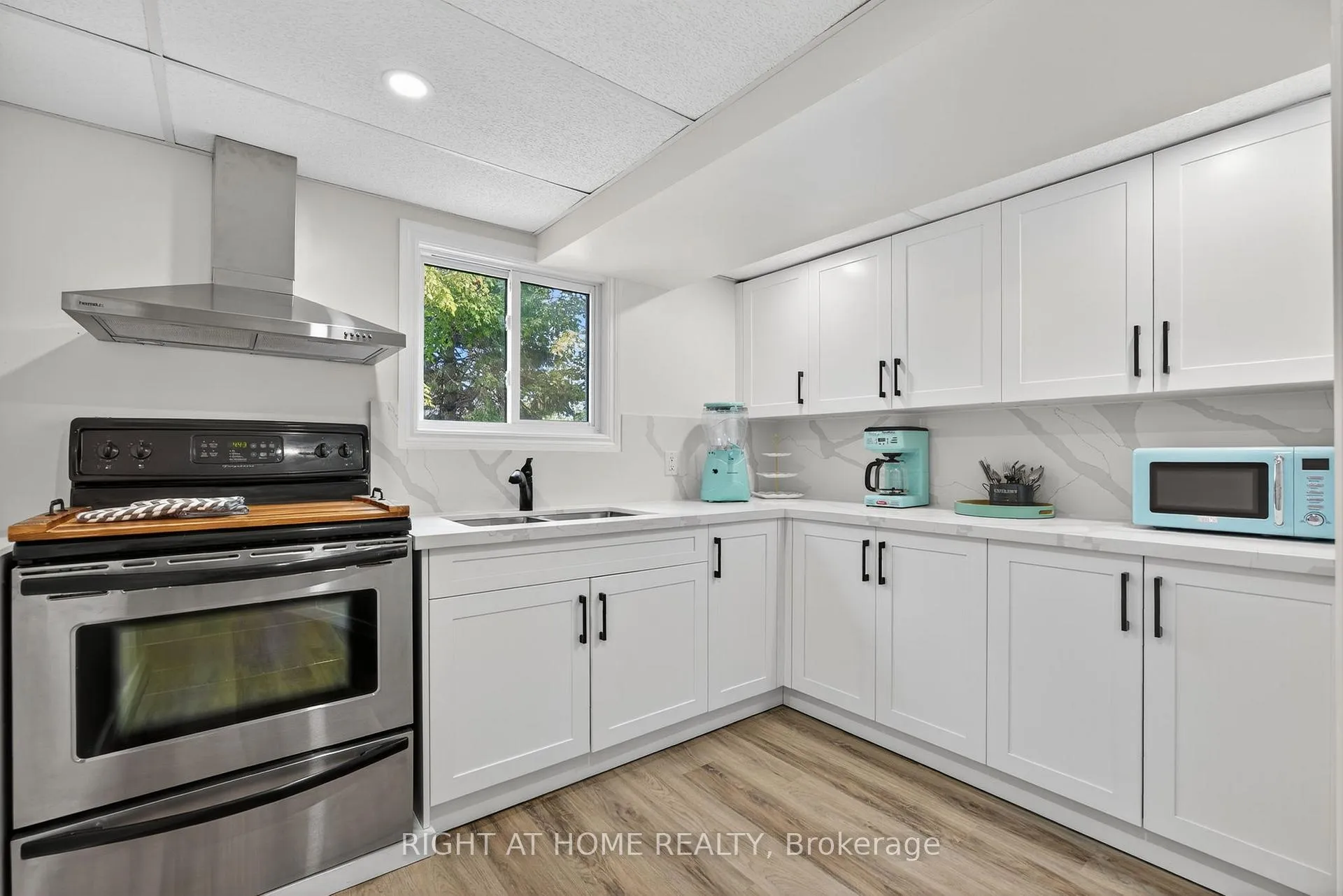 Photo 22 of 13 Orwell Crescent, Barrie, Letitia Heights — HOMEH