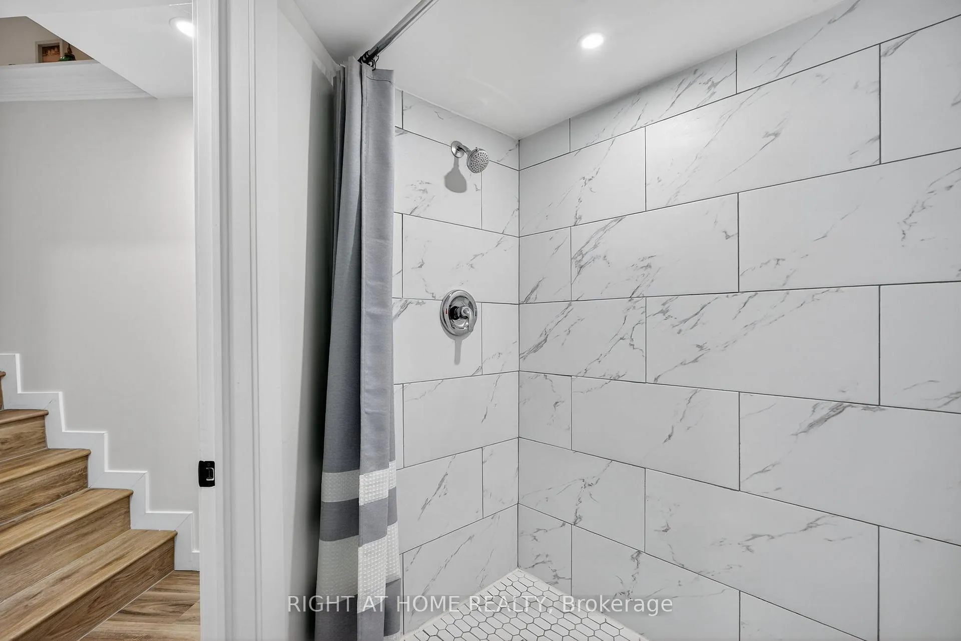 Photo 23 of 13 Orwell Crescent, Barrie, Letitia Heights — HOMEH