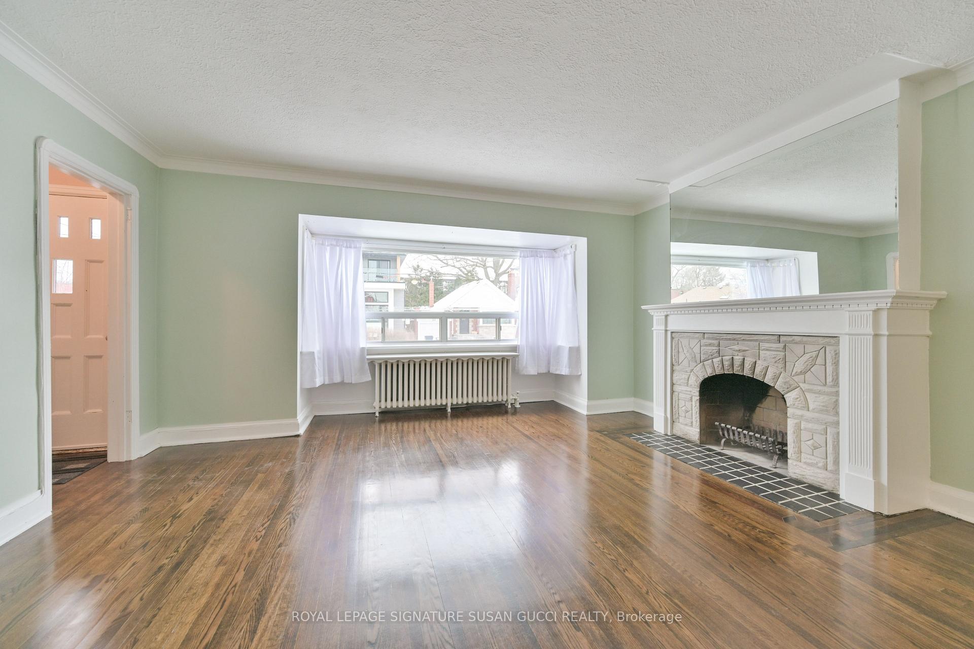 Photo 4 of 40 Lankin Boulevard, Toronto, Danforth Village-East York — HOMEH