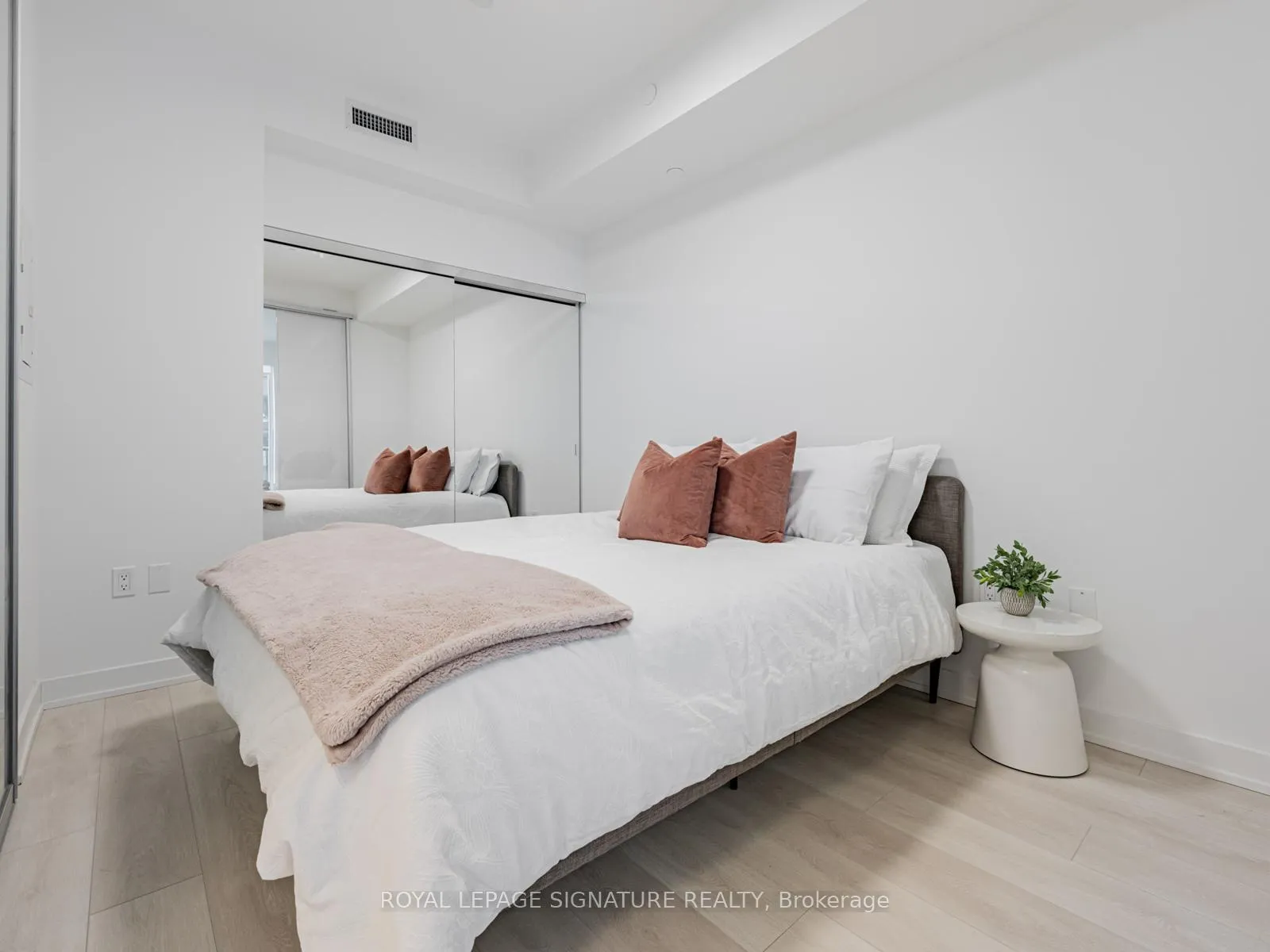 Photo 7 of Unit 2307, 127 Broadway Avenue, Toronto, Mount Pleasant West — HOMEH