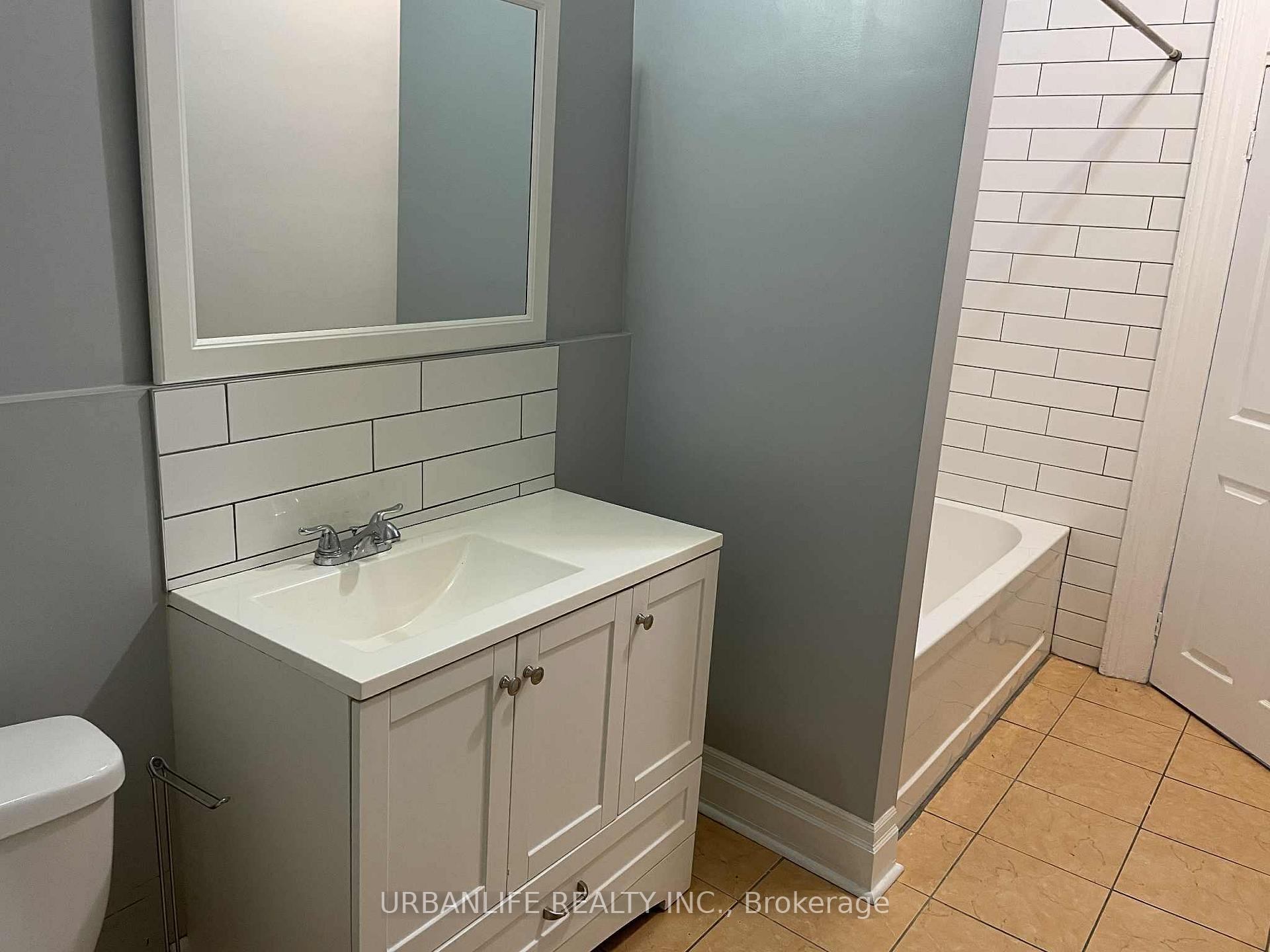 Photo 12 of Unit 3rd Fl, 887 Queen Street W, Toronto, Trinity-Bellwoods — HOMEH