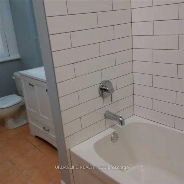 Photo 13 of Unit 3rd Fl, 887 Queen Street W, Toronto, Trinity-Bellwoods — HOMEH