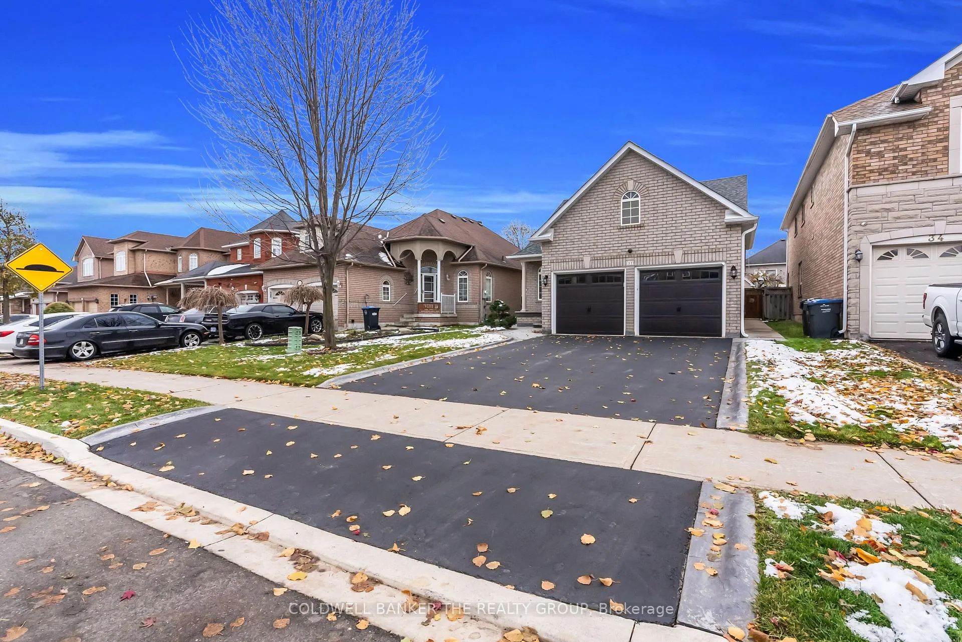 Photo 4 of 32 Robertson Davies Drive, Brampton, Snelgrove — HOMEH