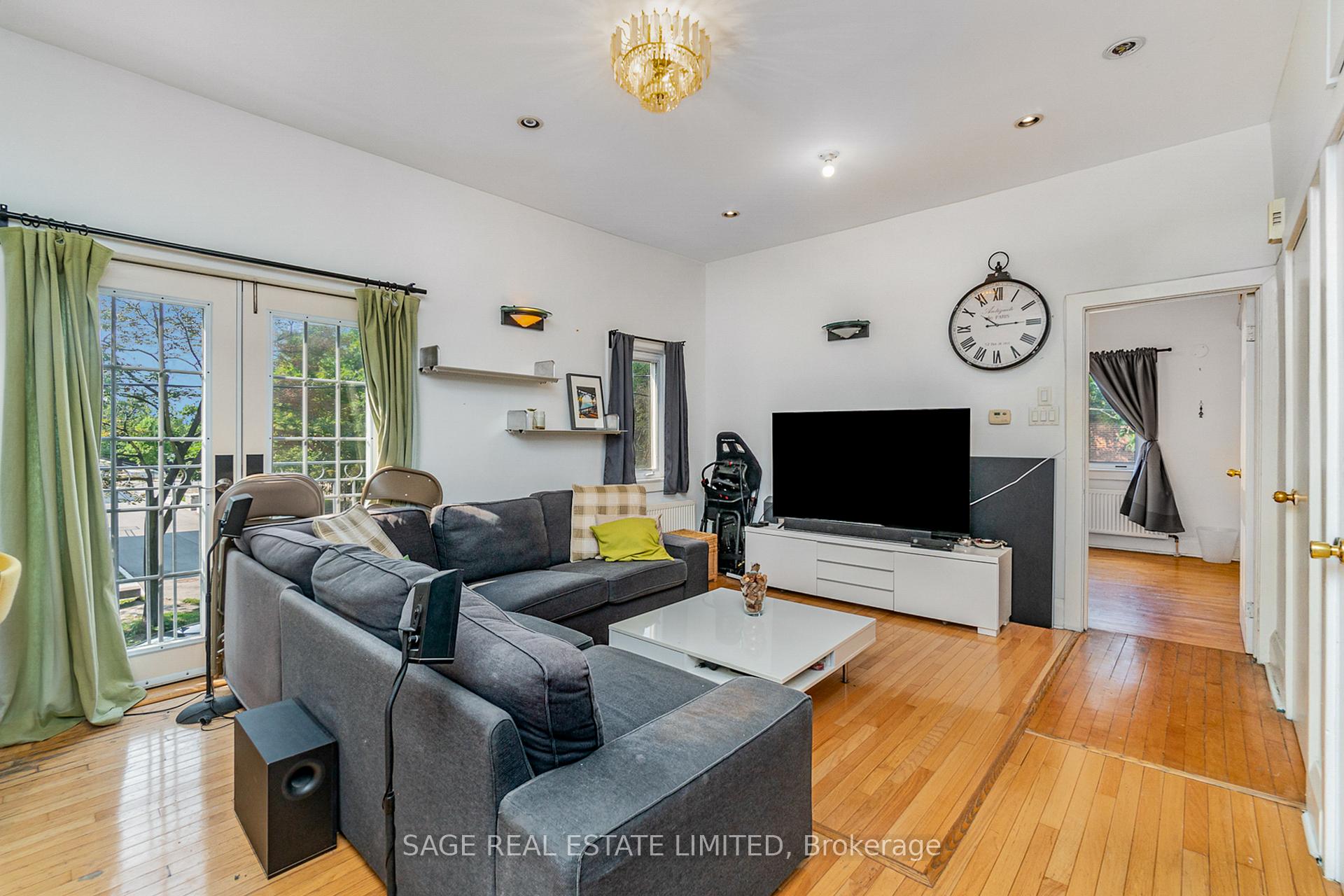 Photo 4 of Unit Upper, 325 Lippincott Street, Toronto, University — HOMEH