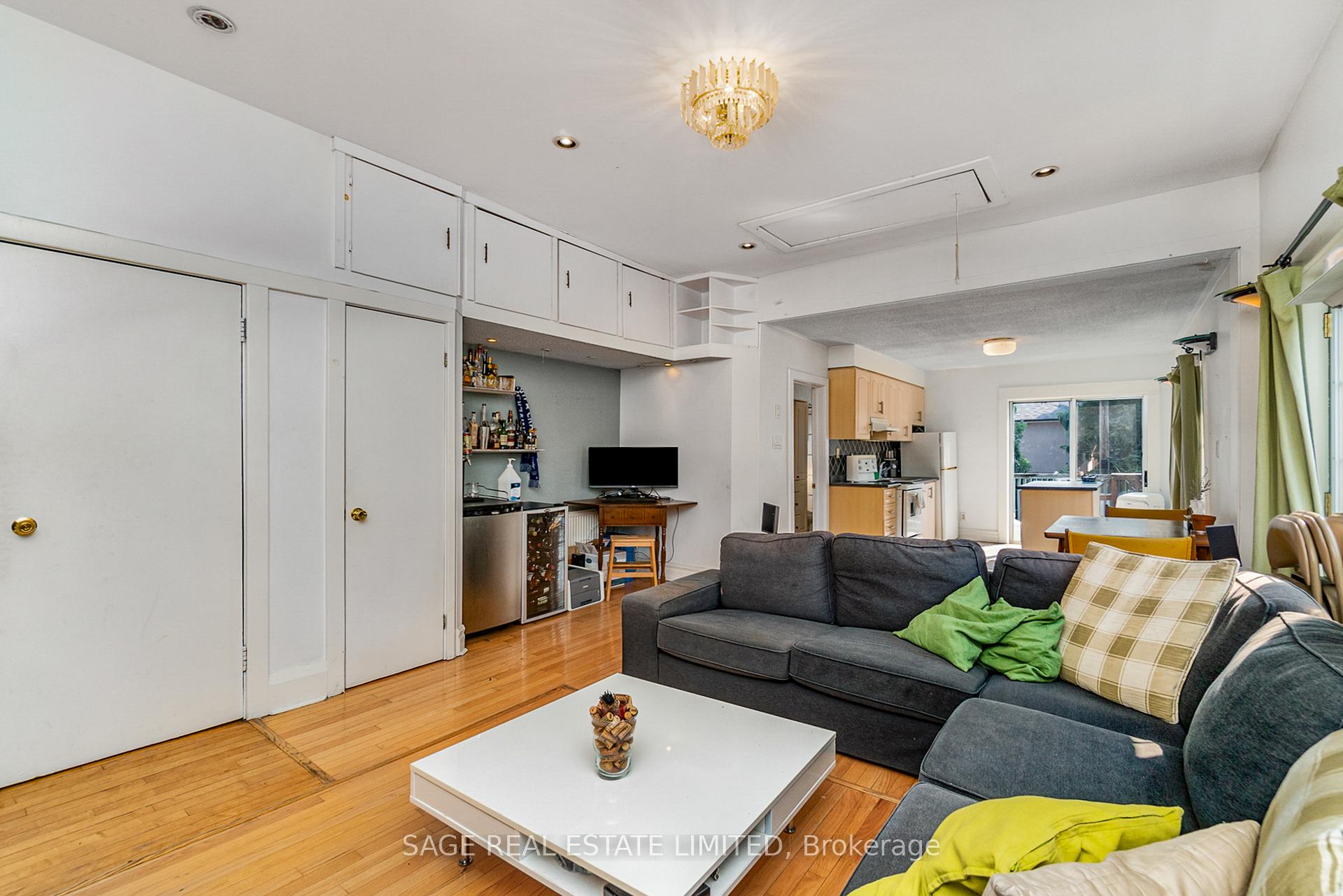 Photo 5 of Unit Upper, 325 Lippincott Street, Toronto, University — HOMEH
