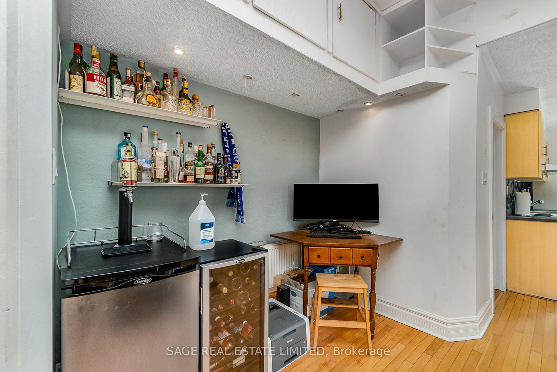 Photo 6 of Unit Upper, 325 Lippincott Street, Toronto, University — HOMEH