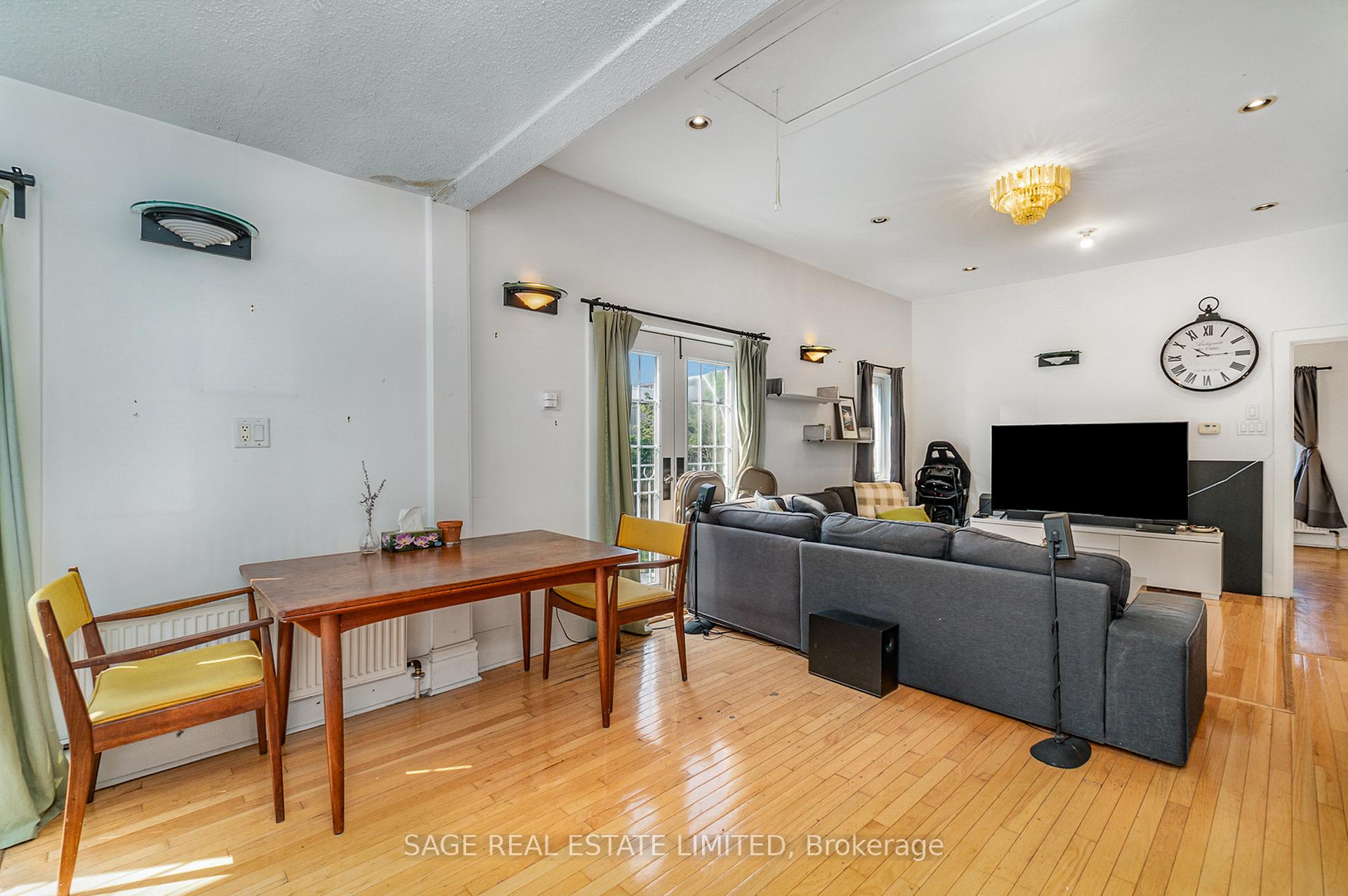 Photo 8 of Unit Upper, 325 Lippincott Street, Toronto, University — HOMEH